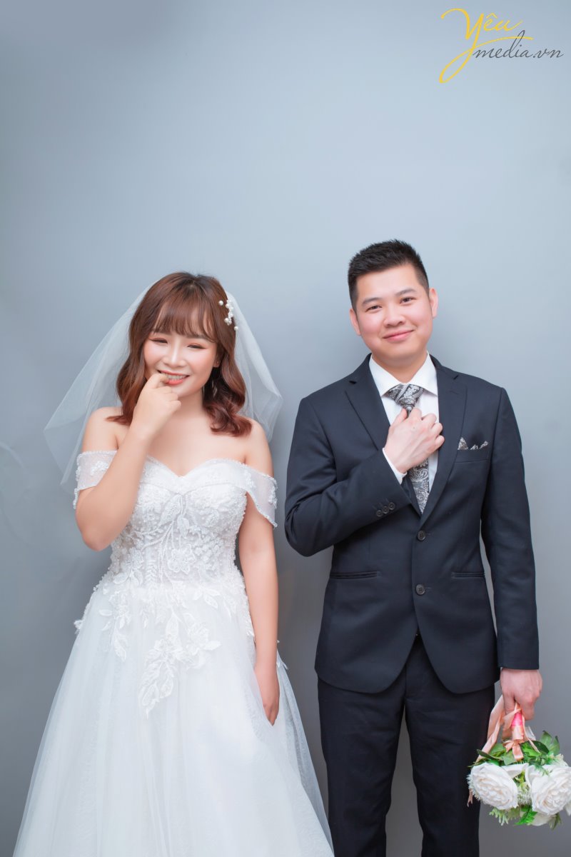 Concept chụp ảnh cưới phong cách Hàn Quốc tại studio đang là xu hướng mới nhất được giới trẻ yêu thích. Với sự tự nhiên nhẹ nhàng trong phong cách make up cùng bộ váy tinh tế và không kém phần sang trọng đã tạo nên điểm trẻ trung, tươi sáng cho các cô dâu.  Đồng thời với phông nền chụp ảnh cưới trong nhà theo phong cách Hàn Quốc rất đơn giản nhẹ nhàng lại mang đến sức hút khó cưỡng khiến các cặp đôi muốn có ngay cho mình một album chụp ảnh cưới trong nhà theo phong cách Hàn Quốc.
