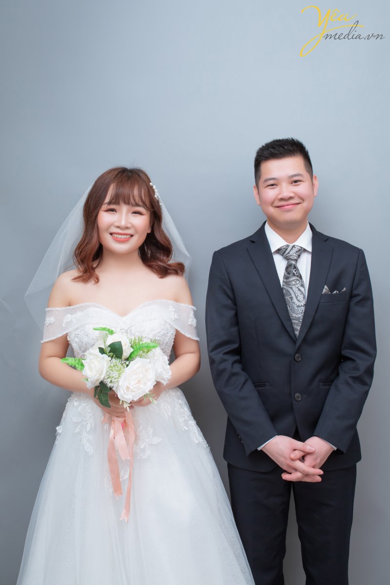 Concept chụp ảnh cưới phong cách Hàn Quốc tại studio đang là xu hướng mới nhất được giới trẻ yêu thích. Với sự tự nhiên nhẹ nhàng trong phong cách make up cùng bộ váy tinh tế và không kém phần sang trọng đã tạo nên điểm trẻ trung, tươi sáng cho các cô dâu.  Đồng thời với phông nền chụp ảnh cưới trong nhà theo phong cách Hàn Quốc rất đơn giản nhẹ nhàng lại mang đến sức hút khó cưỡng khiến các cặp đôi muốn có ngay cho mình một album chụp ảnh cưới trong nhà theo phong cách Hàn Quốc.