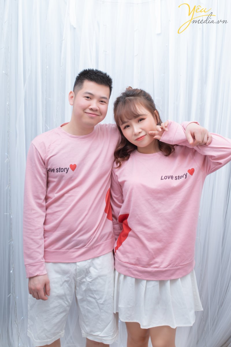Concept chụp ảnh cưới phong cách Hàn Quốc tại studio đang là xu hướng mới nhất được giới trẻ yêu thích. Với sự tự nhiên nhẹ nhàng trong phong cách make up cùng bộ váy tinh tế và không kém phần sang trọng đã tạo nên điểm trẻ trung, tươi sáng cho các cô dâu.  Đồng thời với phông nền chụp ảnh cưới trong nhà theo phong cách Hàn Quốc rất đơn giản nhẹ nhàng lại mang đến sức hút khó cưỡng khiến các cặp đôi muốn có ngay cho mình một album chụp ảnh cưới trong nhà theo phong cách Hàn Quốc.