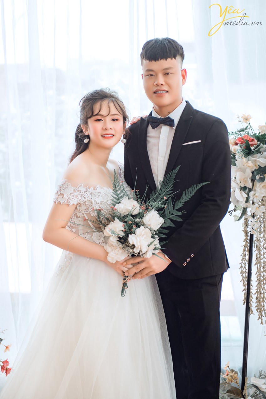 Phong cách chụp ảnh cưới đơn giản  Xu hướng chụp hình cưới mộc mạc và đơn giản đang được rất nhiều cô dâu chú rể chọn lựa. Thay vì cầu kỳ với váy cưới lộng lẫy, các cặp đôi có thể lựa chọn cách chụp tự nhiên hơn cho mình với trang phục đơn giản. Những bức ảnh sẽ trở nên vui tươi và tinh nghịch hơn làm cho album ảnh cưới của bạn không có cảm giác bị cứng nhắc hay hình thức.  Cặp đôi sẽ thể hiện tình cảm, trao nhau ánh mắt, nụ cười trìu mến, với những cử chỉ thân mật yêu thương như cái ôm nhẹ nhàng âu yếm, cái hôn má ngọt ngào hay tay trong tay hạnh phúc.  Khoảnh khắc cận cảnh gương mặt tràn đầy tình yêu và ánh mắt nồng nàn của các cặp đôi dành cho nhau, tạo cho bức ảnh tràn đầy sự lãng mạn.  Yêu Media hân hạnh phục vụ cặp đôi Chương - Hương trong phim trường Rosa với những tiêu chí này! Chúc cho cặp đôi mãi mãi hạnh phúc!