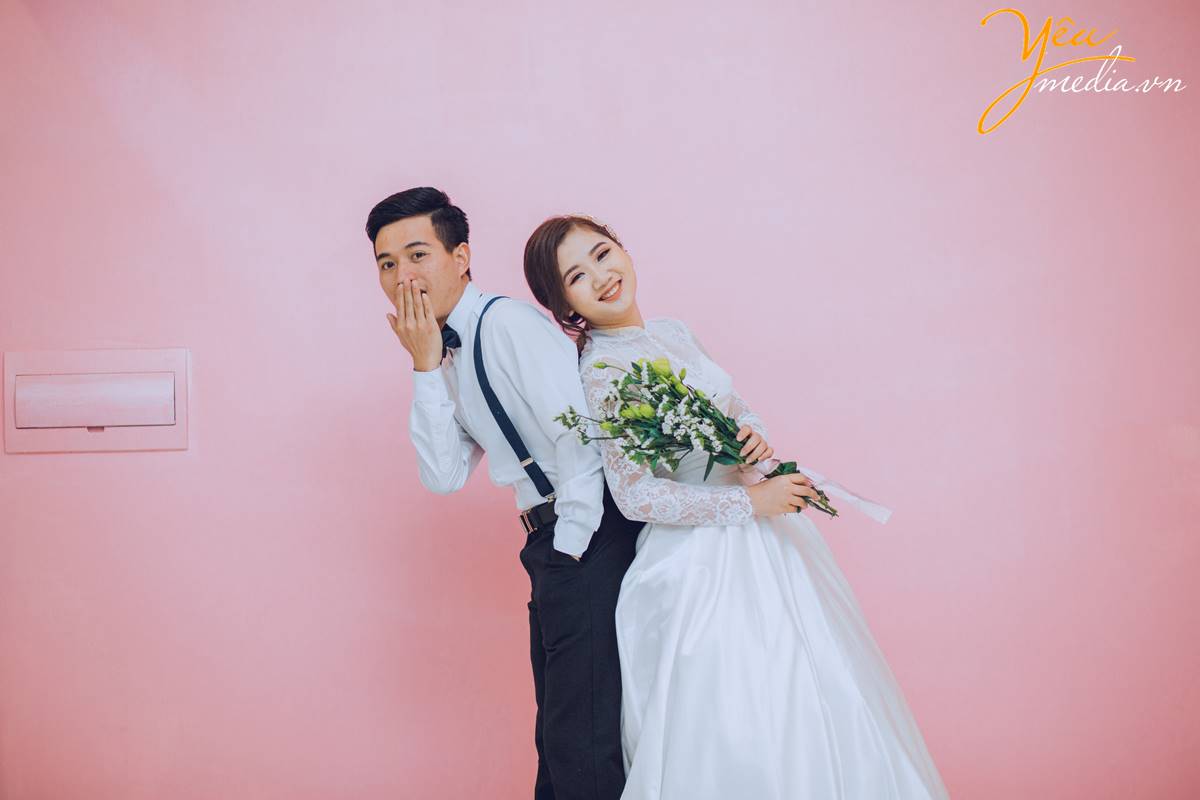 Nhiều cặp đôi lựa chọn phong cách chụp ảnh cưới Hàn Quốc vì nó mang đến cho họ một cái nhìn mới lạ và thú vị đối với ngày cưới của mình. Thông qua chụp ảnh, các cặp đôi có thể ghi lại những kỷ niệm đáng nhớ trong cuộc đời của mình và tạo ra những bức ảnh cưới tuyệt đẹp.