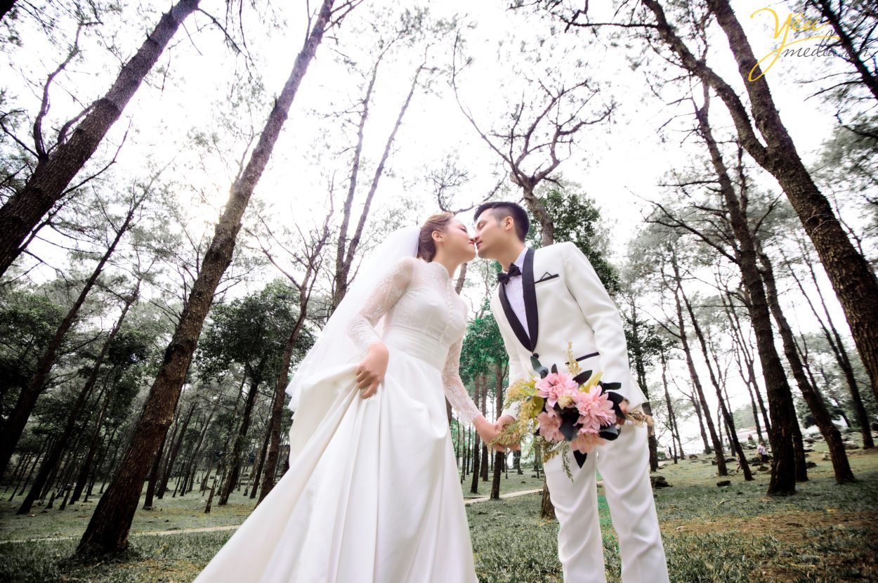 Từ lâu, Vườn Quốc Gia Ba Vì không chỉ là địa điểm tham quan du lịch tâm linh, khu nghỉ dưỡng dành cho các du khách mà nơi đây còn trở thành điểm đến lý tưởng cho các cặp đôi muốn tìm ý tưởng độc đáo cho album ảnh cưới của mình.