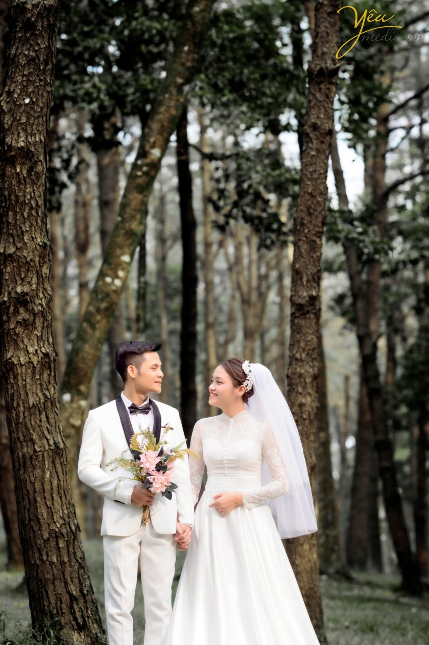 Từ lâu, Vườn Quốc Gia Ba Vì không chỉ là địa điểm tham quan du lịch tâm linh, khu nghỉ dưỡng dành cho các du khách mà nơi đây còn trở thành điểm đến lý tưởng cho các cặp đôi muốn tìm ý tưởng độc đáo cho album ảnh cưới của mình.