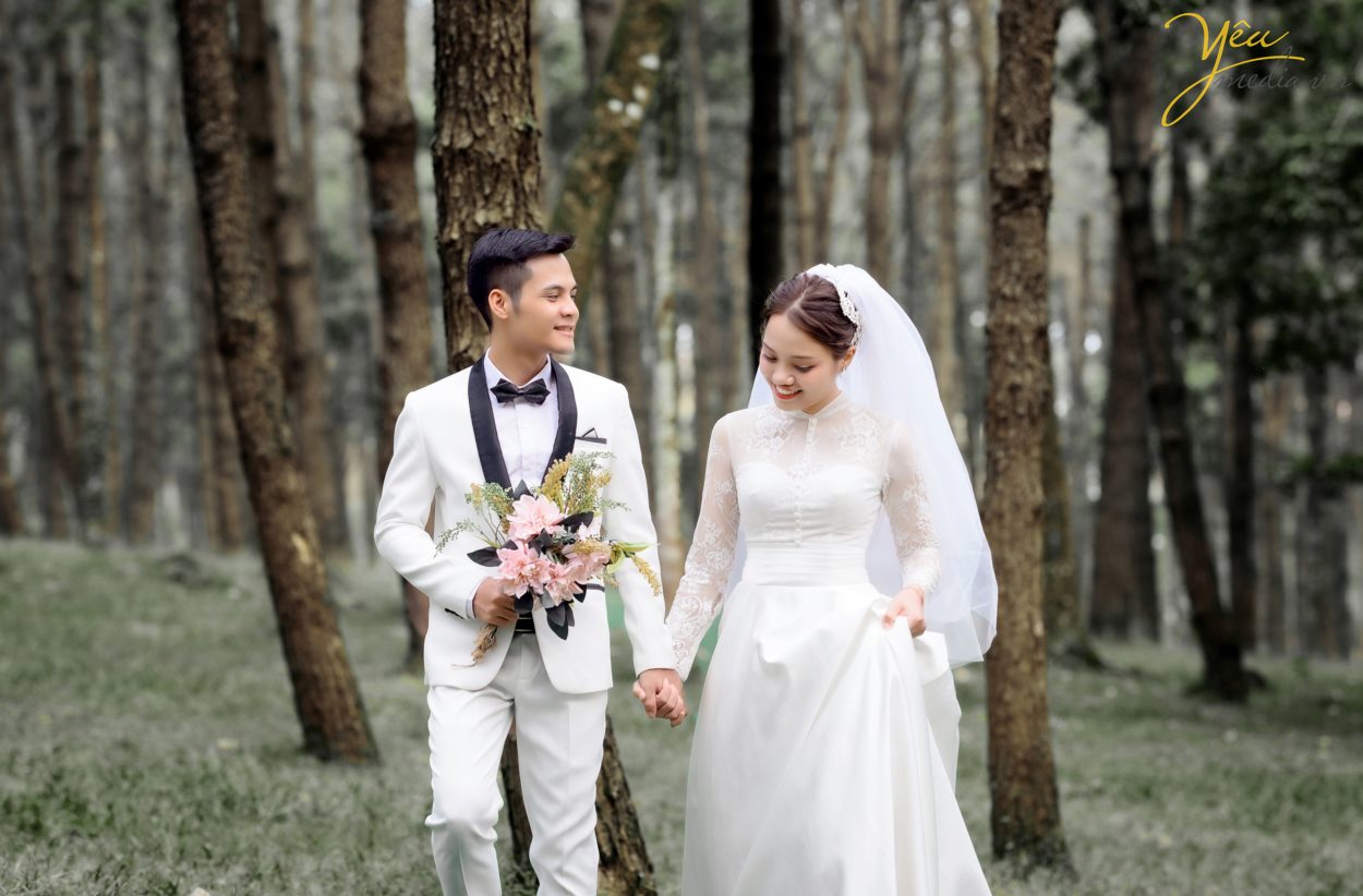 Từ lâu, Vườn Quốc Gia Ba Vì không chỉ là địa điểm tham quan du lịch tâm linh, khu nghỉ dưỡng dành cho các du khách mà nơi đây còn trở thành điểm đến lý tưởng cho các cặp đôi muốn tìm ý tưởng độc đáo cho album ảnh cưới của mình.