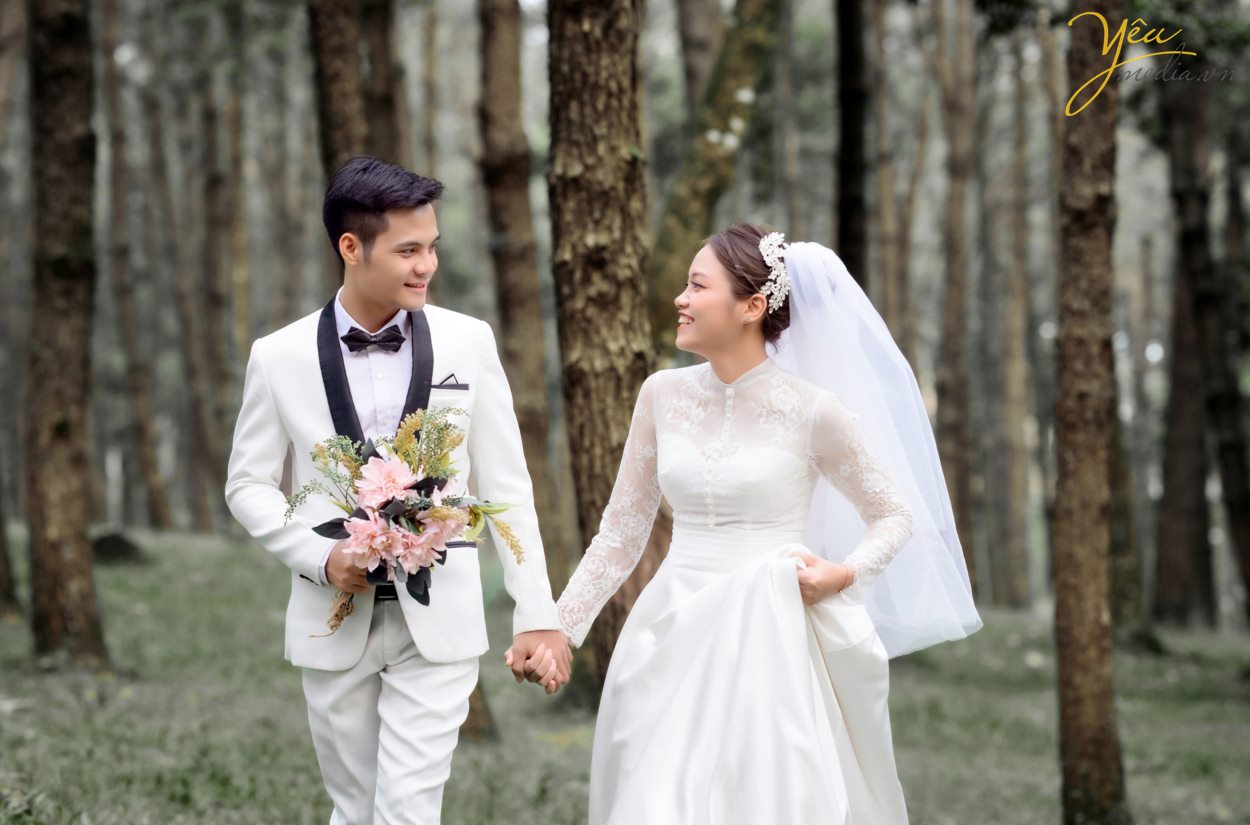 Từ lâu, Vườn Quốc Gia Ba Vì không chỉ là địa điểm tham quan du lịch tâm linh, khu nghỉ dưỡng dành cho các du khách mà nơi đây còn trở thành điểm đến lý tưởng cho các cặp đôi muốn tìm ý tưởng độc đáo cho album ảnh cưới của mình.