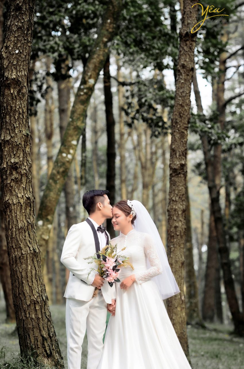 Từ lâu, Vườn Quốc Gia Ba Vì không chỉ là địa điểm tham quan du lịch tâm linh, khu nghỉ dưỡng dành cho các du khách mà nơi đây còn trở thành điểm đến lý tưởng cho các cặp đôi muốn tìm ý tưởng độc đáo cho album ảnh cưới của mình.