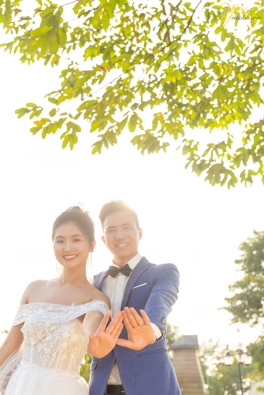 Chụp ảnh cưới hoàng hôn hồ Tây và nắng mùa thu đường Hoàng Diệu: cặp Dũng - Anh