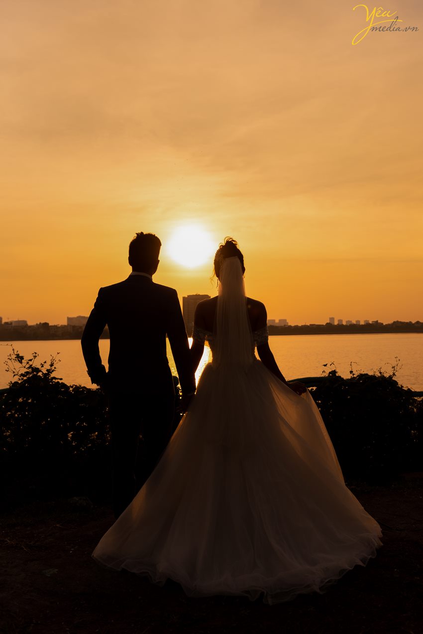 Chụp ảnh cưới hoàng hôn hồ Tây và nắng mùa thu đường Hoàng Diệu: cặp Dũng - Anh
