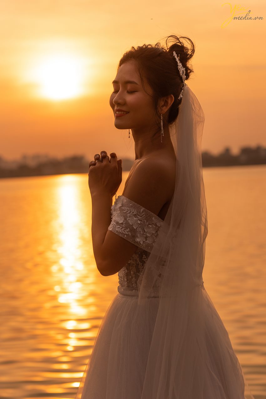 Chụp ảnh cưới hoàng hôn hồ Tây và nắng mùa thu đường Hoàng Diệu: cặp Dũng - Anh