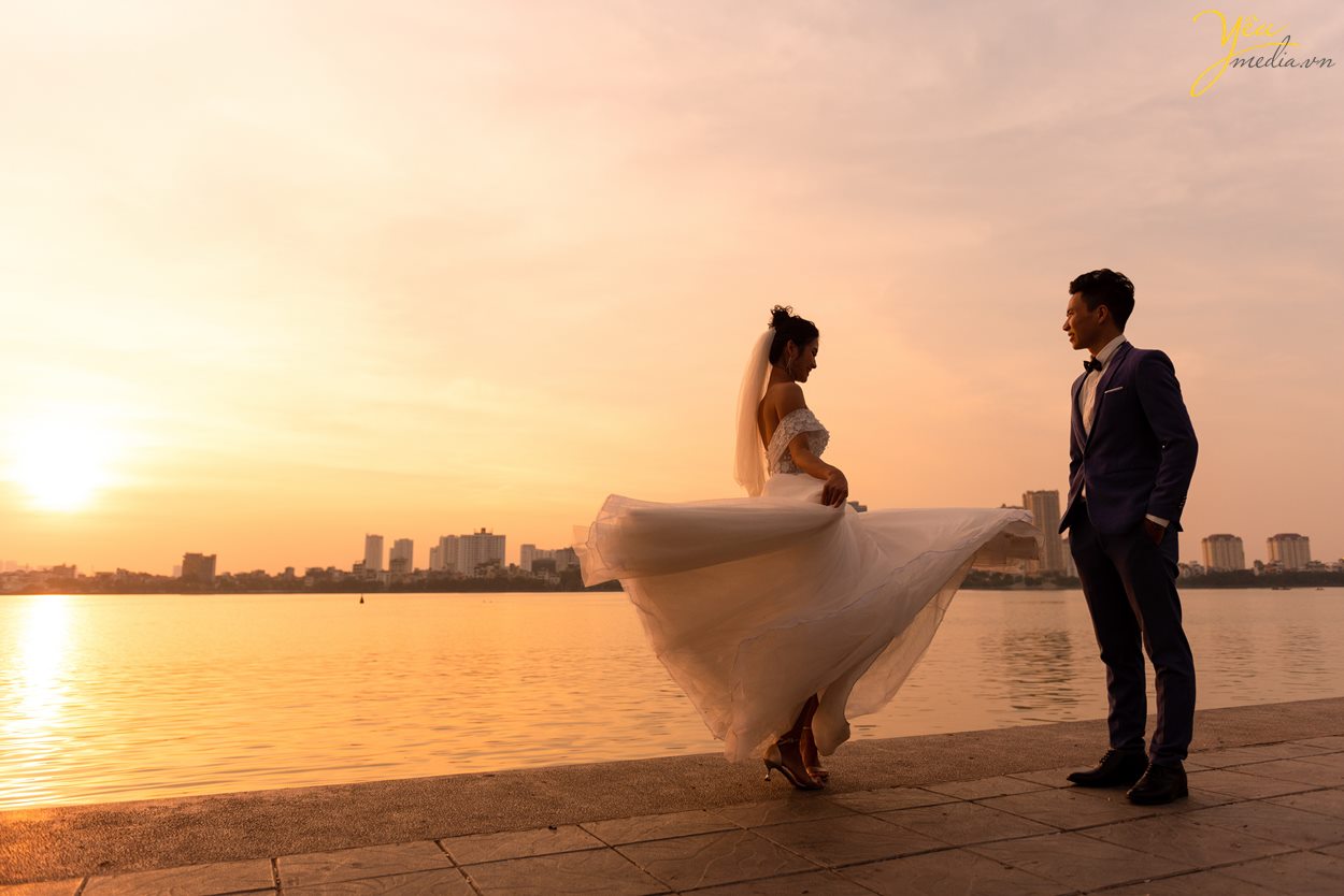 Chụp ảnh cưới hoàng hôn hồ Tây và nắng mùa thu đường Hoàng Diệu: cặp Dũng - Anh