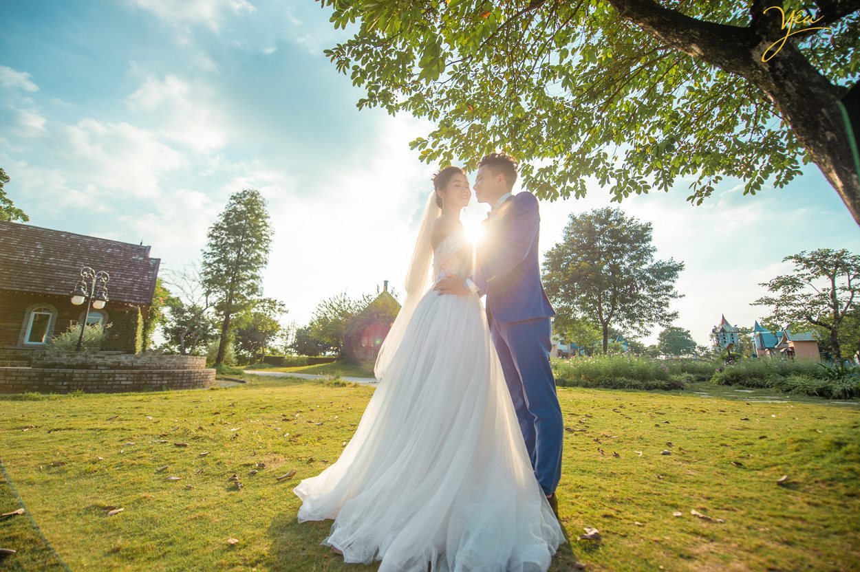 Chụp ảnh cưới hoàng hôn hồ Tây và nắng mùa thu đường Hoàng Diệu: cặp Dũng - Anh