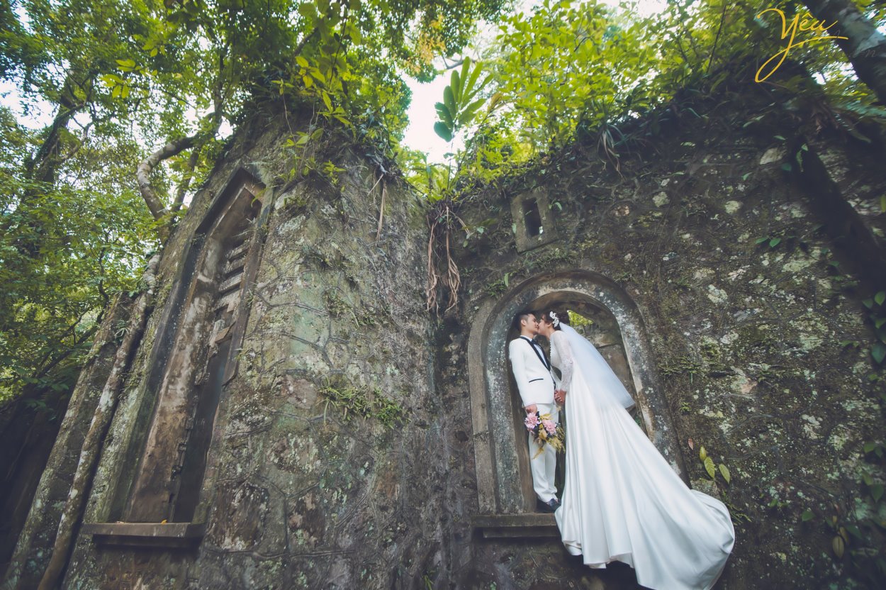 Cảm giác được dạo quanh nhà thờ khám phá từng ngóc ngách khiến người tham quan vô cùng thích thú. Những bức tường đá, những dấu thập giá len lỏi qua những tán cây xanh.   Sương núi giăng đầy những buổi sớm mai khiến nhà thờ đổ có thêm nhiều nhóm nhiếp ảnh lưu lại đây đến vài ngày để bắt được khoảnh khắc cả ngày lẫn đêm của ngôi nhà thờ này. Những người nổi tiếng cũng hay ghé thăm đây và quay phim, dựng clip, làm MV ca nhạc…