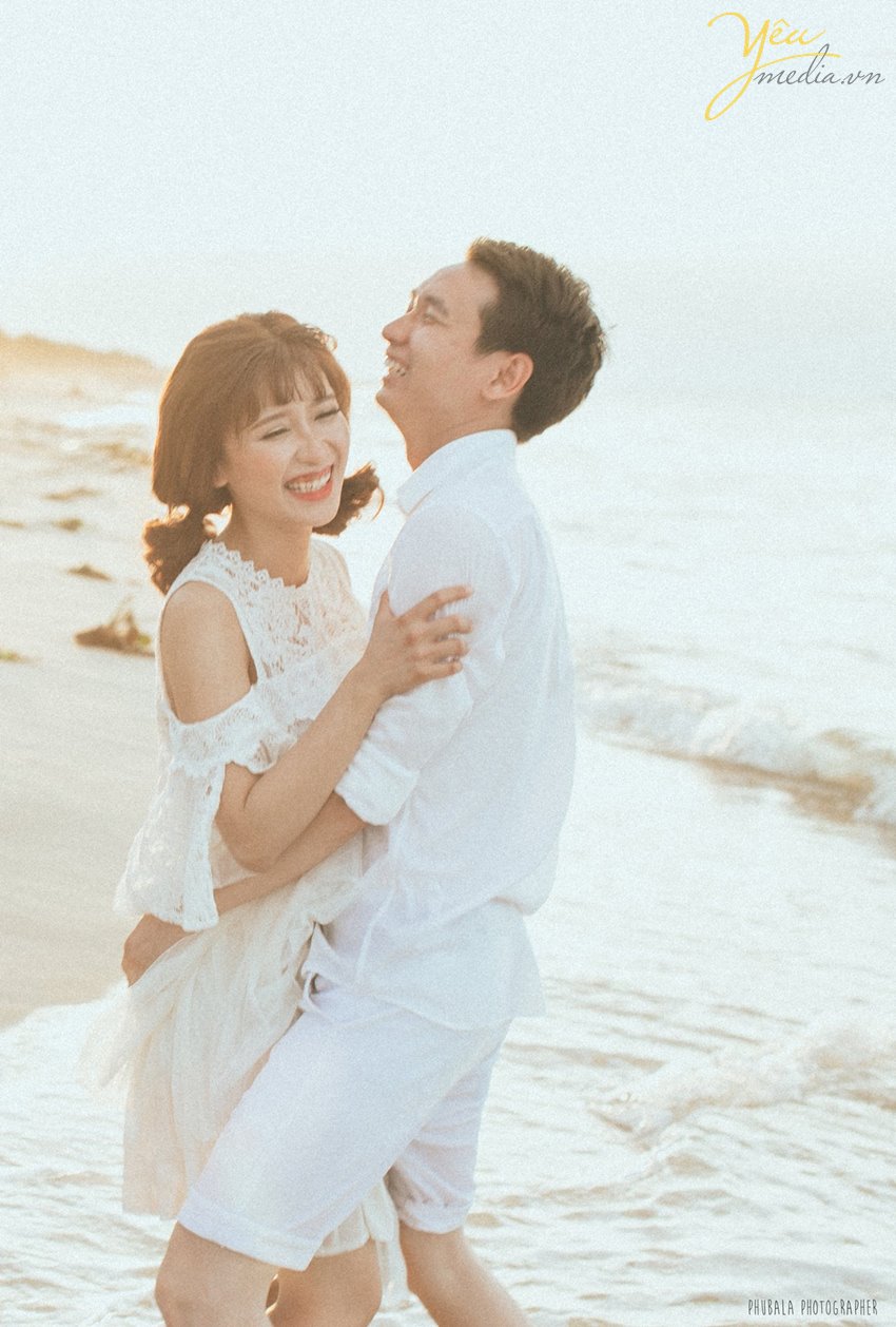 ôm nhau cười tươi trên bãi biển