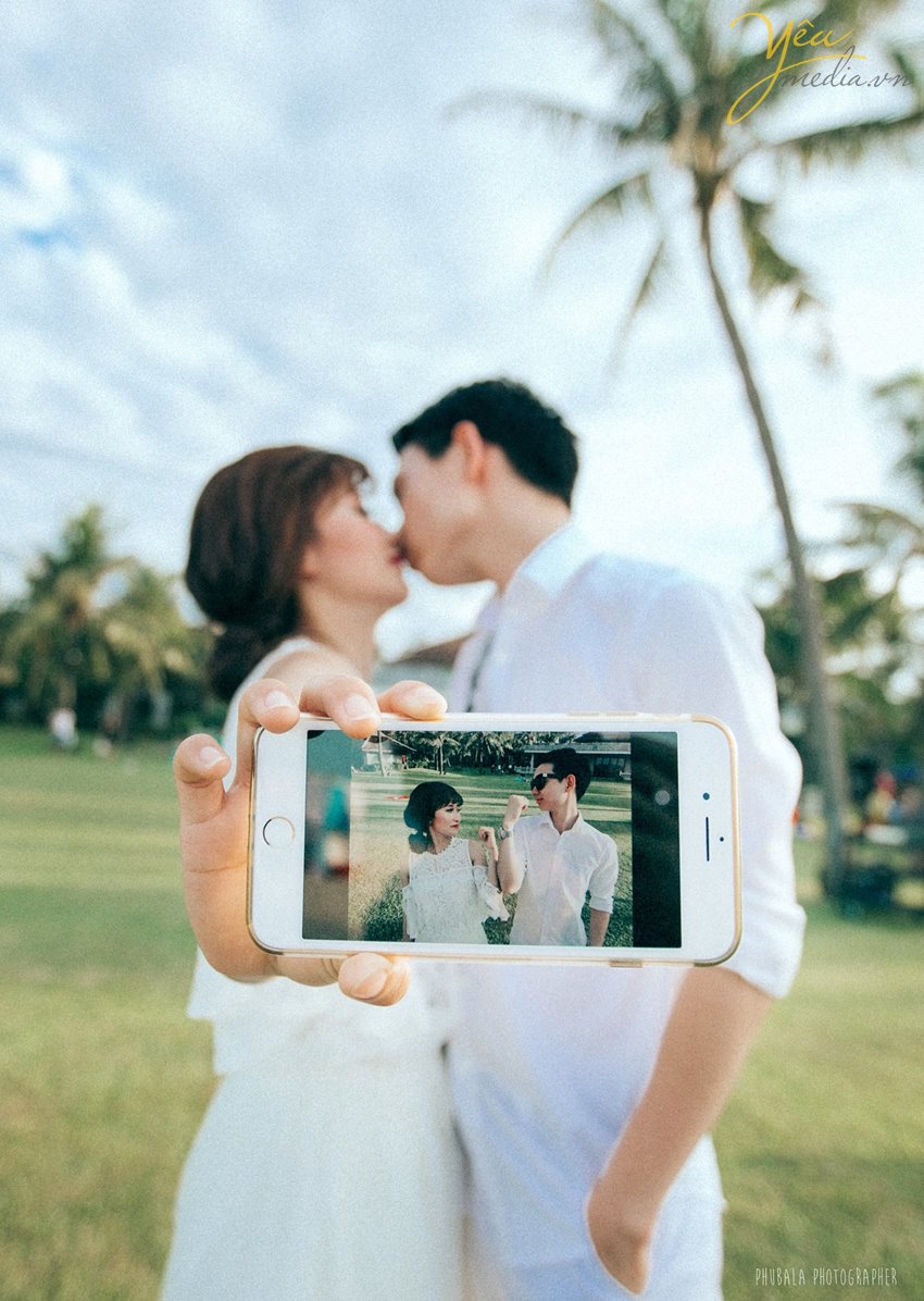 hai người yêu nhau hôn nhau chụp ảnh bằng iphone