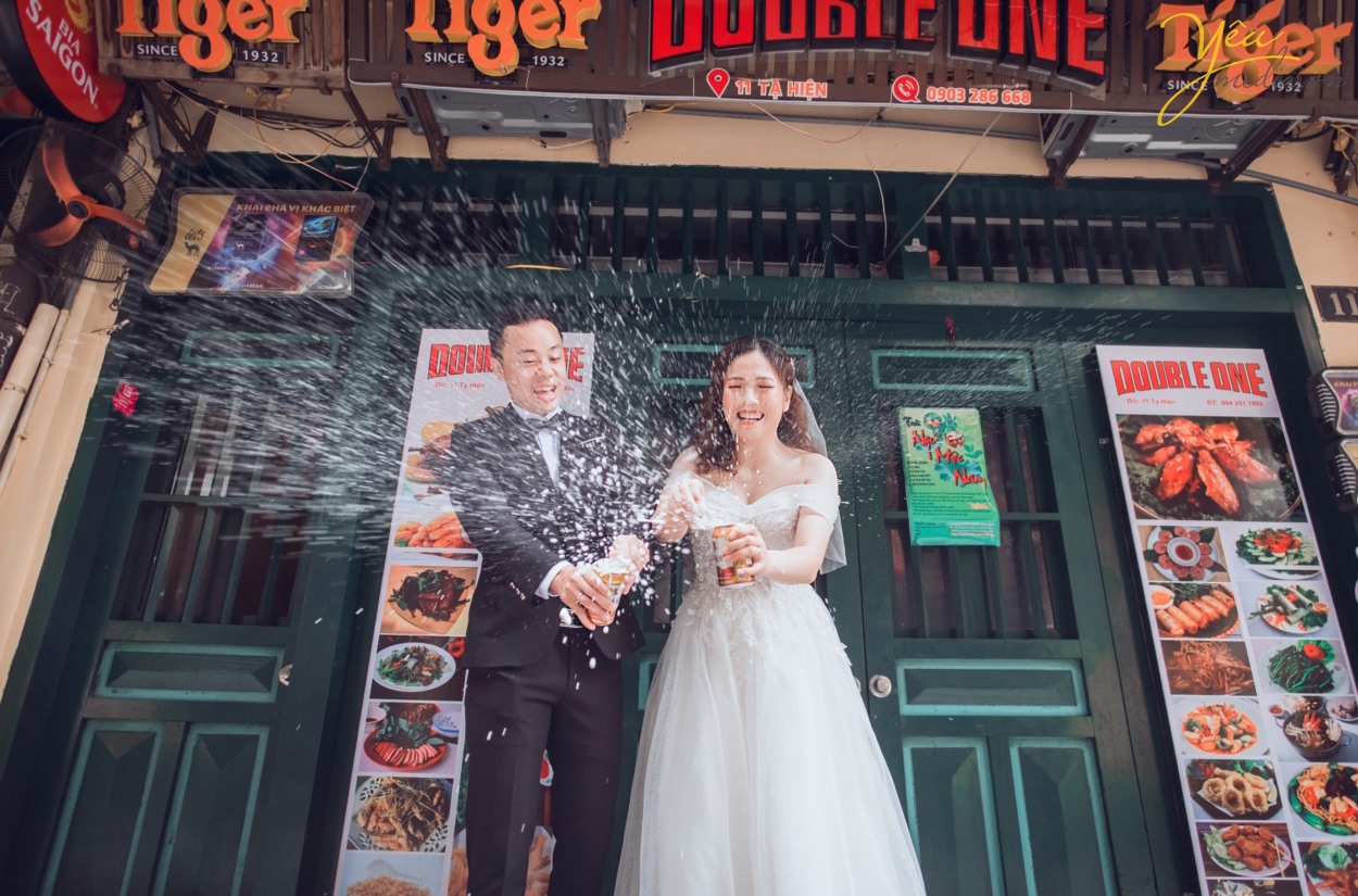 Nếu hai bạn còn phân vân chưa biết chọn nơi nào làm khung cảnh cho album ảnh cưới sắp tới của mình, Yêu Media sẽ rất vui lòng mang đến cho bạn một bộ ảnh cưới đẹp say đắm, mê hoặc lòng người tại địa điểm cầu Long Biên và những địa điểm khác. Nơi không chỉ là khung cảnh làm nền cho bộ ảnh cưới của hai bạn, mà là minh chứng cho tình yêu bất diệt của hai bạn.