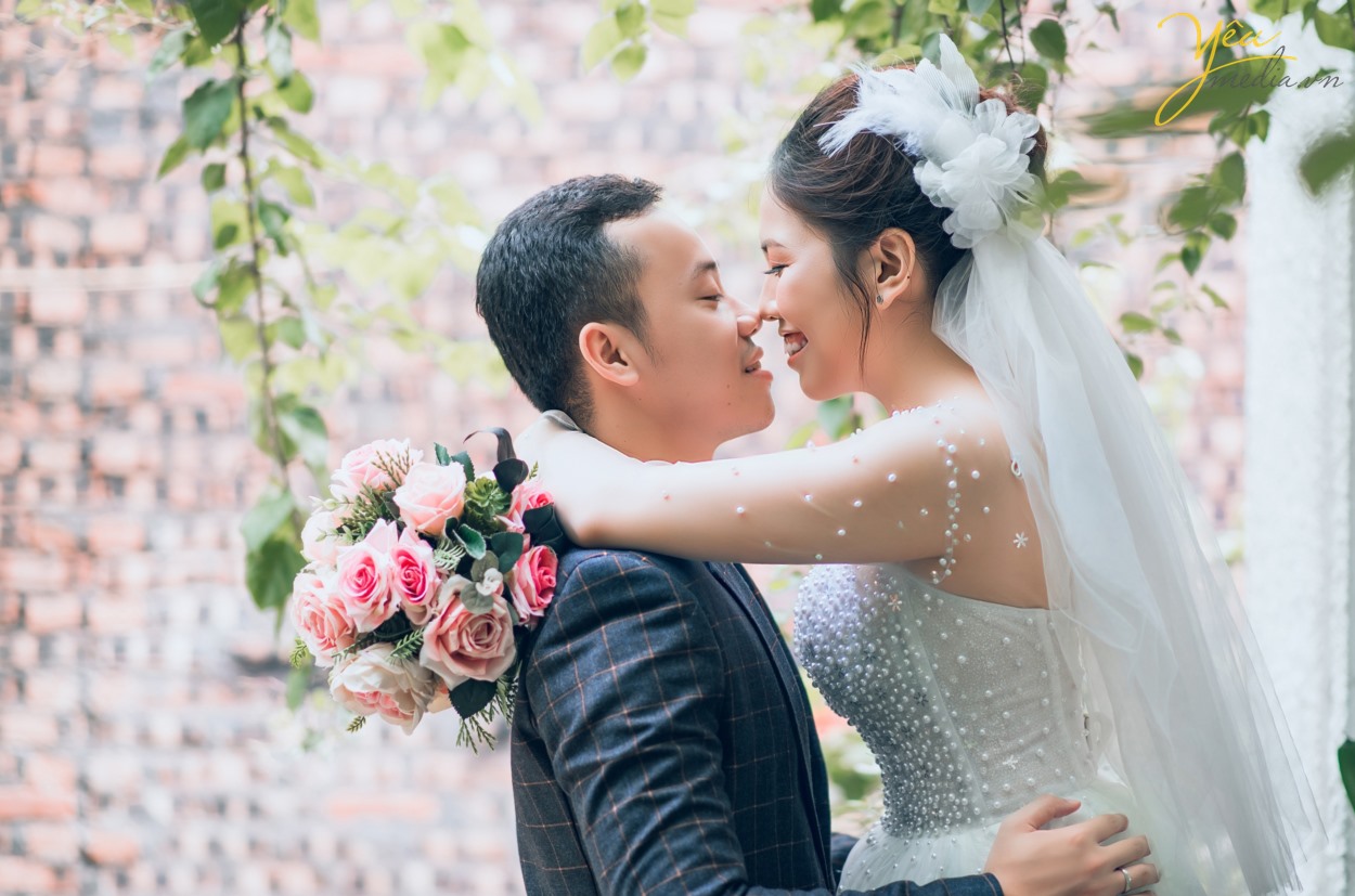 Nếu hai bạn còn phân vân chưa biết chọn nơi nào làm khung cảnh cho album ảnh cưới sắp tới của mình, Yêu Media sẽ rất vui lòng mang đến cho bạn một bộ ảnh cưới đẹp say đắm, mê hoặc lòng người tại địa điểm cầu Long Biên và những địa điểm khác. Nơi không chỉ là khung cảnh làm nền cho bộ ảnh cưới của hai bạn, mà là minh chứng cho tình yêu bất diệt của hai bạn.