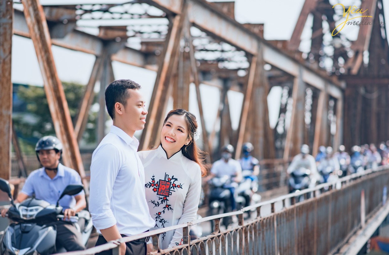 Nếu hai bạn còn phân vân chưa biết chọn nơi nào làm khung cảnh cho album ảnh cưới sắp tới của mình, Yêu Media sẽ rất vui lòng mang đến cho bạn một bộ ảnh cưới đẹp say đắm, mê hoặc lòng người tại địa điểm cầu Long Biên và những địa điểm khác. Nơi không chỉ là khung cảnh làm nền cho bộ ảnh cưới của hai bạn, mà là minh chứng cho tình yêu bất diệt của hai bạn.