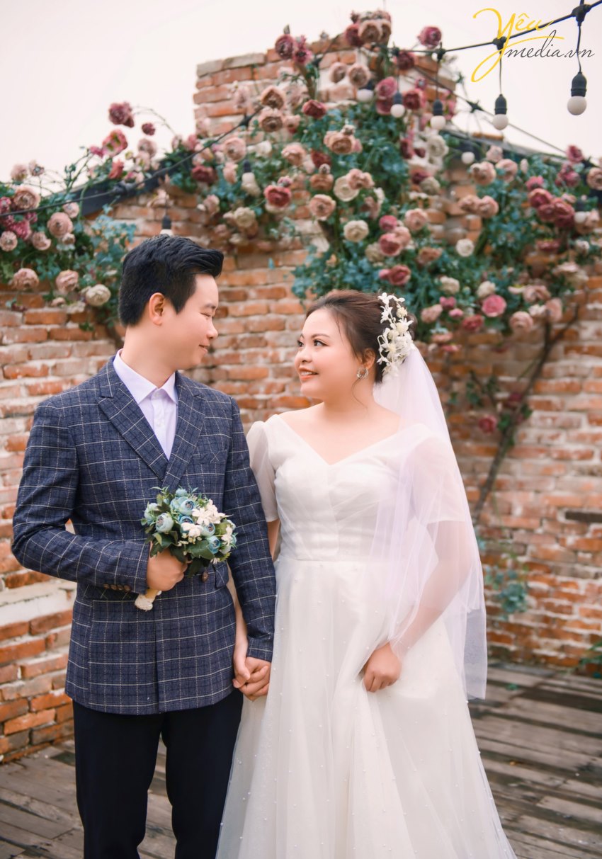 Với tiêu chí đẹp, sang trọng và gợi cảm, ảnh viện áo cưới Yeu Media luôn mong muốn các cô gái trẻ tìm thấy những tiêu chí đó trong bộ ảnh cưới của mình. Yêu Media ngày nay đã trở thành một cái tên quen thuộc, là nơi thường xuyên được tìm đến của các đôi bạn trẻ muốn ghi dấu kỷ niệm đẹp của cuộc đời.