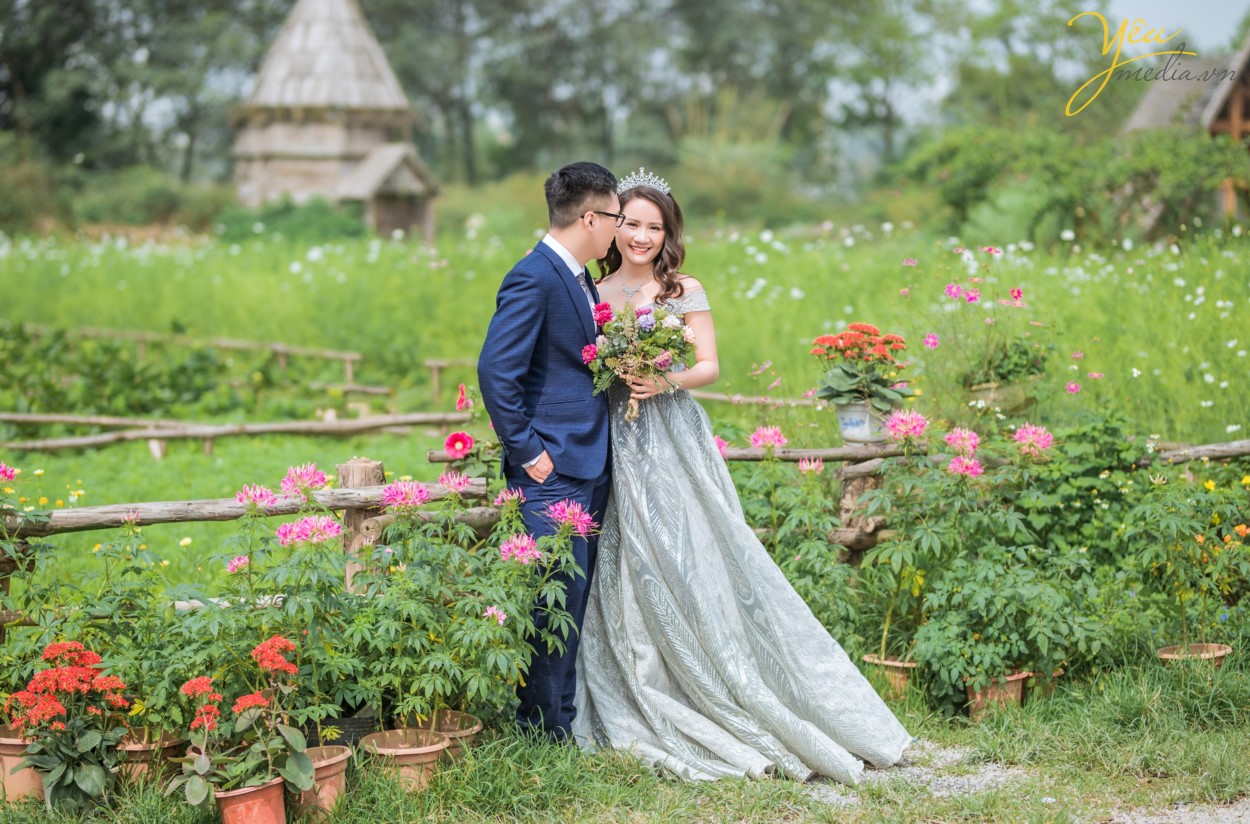 Nếu ngồi ở tầng 3 của quán, bạn sẽ được chìm đắm trong không gian ấm cúng, sang trọng, được thiết kế theo phong cách Châu Âu. Còn nếu muốn ngắm nhìn cây cầu Long Biên với không gian thoáng đãng, "so deep" hơn thì bạn có thể lên tầng 4 để tận hưởng. Mặc dù sở hữu view đắc địa nhưng giá đồ uống ở Serein cũng không quá đắt, chỉ tầm 30.000 - 60.000 đồng và chất lượng cũng rất ổn, uống khá vừa miệng và ngon.  Cặp chú rể Hùng và cô dâu Lành của Yêu Media cũng chọn nơi đây thành địa điểm chụp ảnh cưới thứ hai trong ngày, sau khi đã có 1 series ảnh tại phim trường Santorini Park (Yên Sở). 