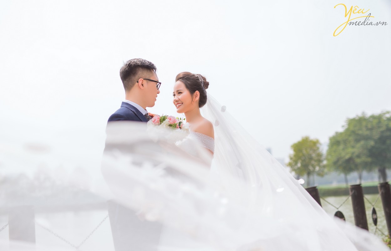 Là một trong những quán cà phê có view độc nhất Hà Nội, hướng thẳng ra cầu Long Biên, Serein Café tuy mới mở chưa lâu nhưng đã nhanh chóng thu hút được một lượng khách lớn đến đây. Serein có 2 tầng, nằm trong một căn biệt thự được thiết kế sang trọng kiểu Pháp ngay trên đường Trần Nhật Duật, khu tập thể Ga Long Biên.  Nhìn từ bên ngoài, Serein Cafe nổi bật với tông màu trắng sang trọng, còn bên trong lại bao trùm bởi gam màu nâu trầm cổ điển. Từ bàn ghế đến các đồ trang trí đều mang hơi hướng phương Tây của thập niên 60, 70 khiến bất cứ ai cũng cảm thấy như "lạc trôi" trong một quán cafe Paris vậy. Không khí êm ả, thoáng đãng và đậm mùi thời gian ở đây thực sự rất thích hợp cho một buổi chiều gió mát, nhâm nhi trà và đọc nốt một cuốn sách còn dang dở.  Nếu ngồi ở tầng 3 của quán, bạn sẽ được chìm đắm trong không gian ấm cúng, sang trọng, được thiết kế theo phong cách Châu Âu. Còn nếu muốn ngắm nhìn cây cầu Long Biên với không gian thoáng đãng, "so deep" hơn thì bạn có thể lên tầng 4 để tận hưởng. Mặc dù sở hữu view đắc địa nhưng giá đồ uống ở Serein cũng không quá đắt, chỉ tầm 30.000 - 60.000 đồng và chất lượng cũng rất ổn, uống khá vừa miệng và ngon.  Cặp chú rể Hùng và cô dâu Lành của Yêu Media cũng chọn nơi đây thành địa điểm chụp ảnh cưới thứ hai trong ngày, sau khi đã có 1 series ảnh tại phim trường Santorini Park (Yên Sở). 