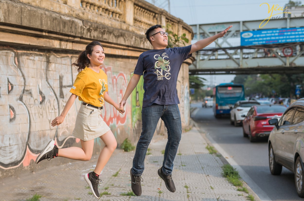 Nếu ngồi ở tầng 3 của quán, bạn sẽ được chìm đắm trong không gian ấm cúng, sang trọng, được thiết kế theo phong cách Châu Âu. Còn nếu muốn ngắm nhìn cây cầu Long Biên với không gian thoáng đãng, "so deep" hơn thì bạn có thể lên tầng 4 để tận hưởng. Mặc dù sở hữu view đắc địa nhưng giá đồ uống ở Serein cũng không quá đắt, chỉ tầm 30.000 - 60.000 đồng và chất lượng cũng rất ổn, uống khá vừa miệng và ngon.  Cặp chú rể Hùng và cô dâu Lành của Yêu Media cũng chọn nơi đây thành địa điểm chụp ảnh cưới thứ hai trong ngày, sau khi đã có 1 series ảnh tại phim trường Santorini Park (Yên Sở). 