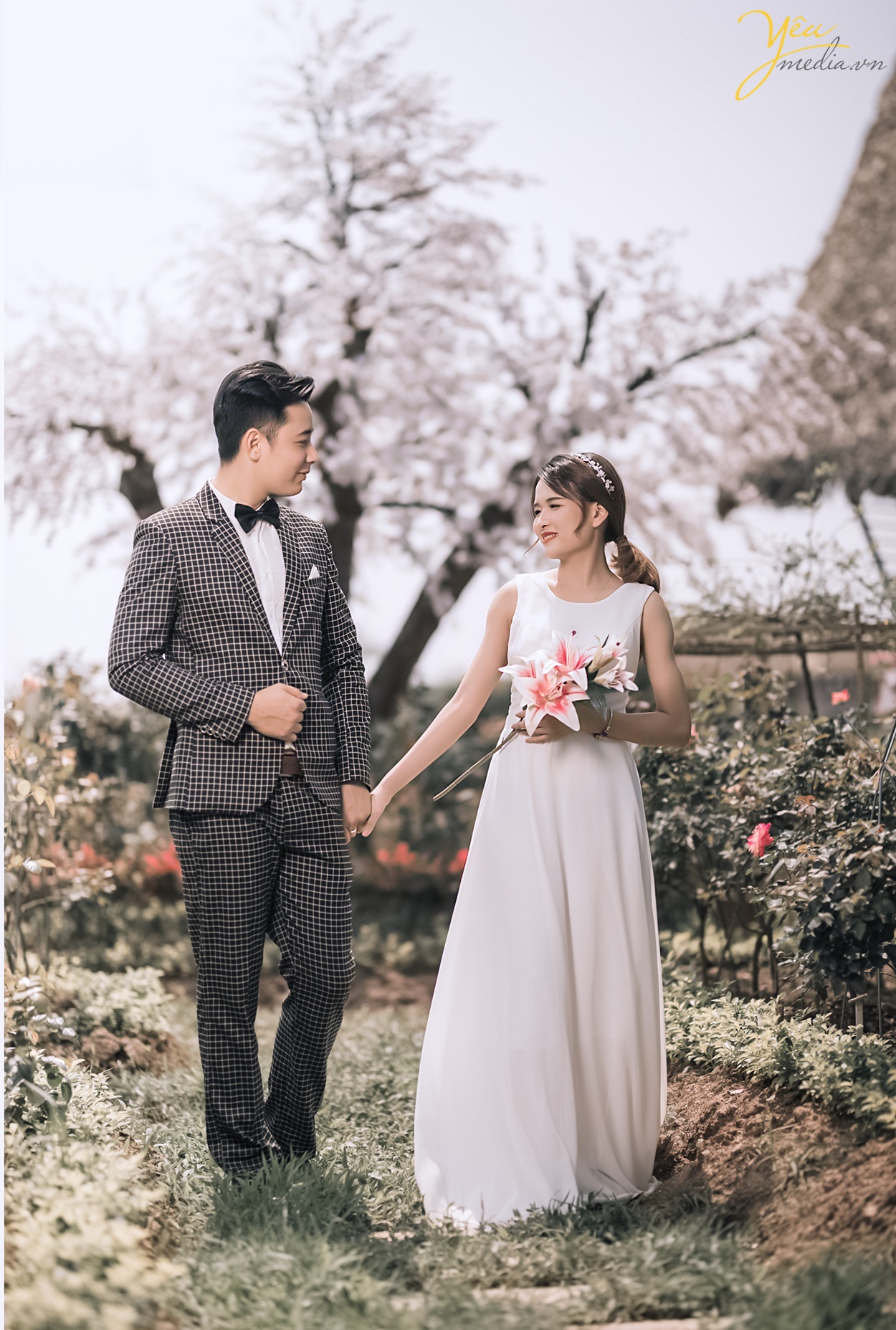 nam nữ dắt nhau đi dạo trong vườn