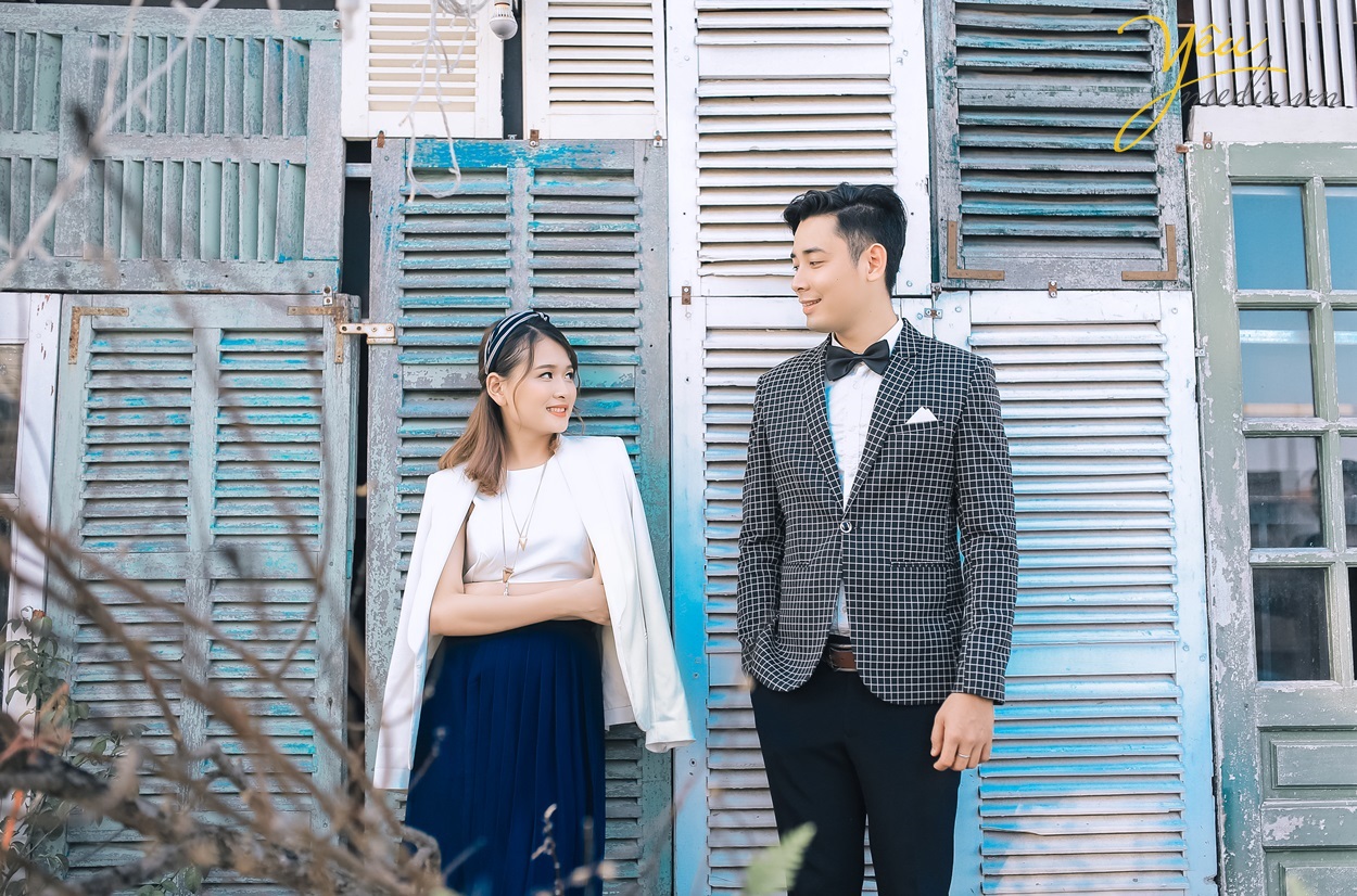 cô gái chàng trai nhìn nhau phía sau là background đẹp