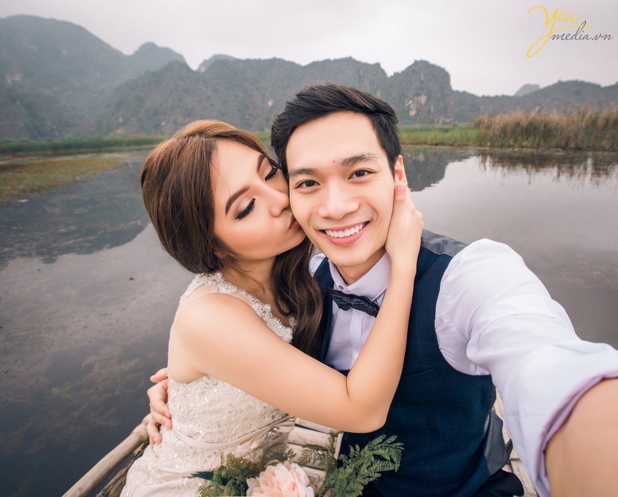 Nếu chụp ảnh cưới ở Ninh Bình, bạn sẽ chẳng thể bỏ qua khung cảnh lãng mạn của hoàng hôn đỏ nơi Đầm Vân Long. Vốn nổi tiếng là khu bảo tồn thiên nhiên lớn nhất miền Bắc, đến với nơi đây là bạn đến với một khung cảnh thiên nhiên hoang dã mà nên thơ. Chụp ảnh cưới đẹp nhất ở Động Am Tiên, hang múa, đầm vân long, tam cốc bích động, tỉnh ninh bình , studio yêu media 