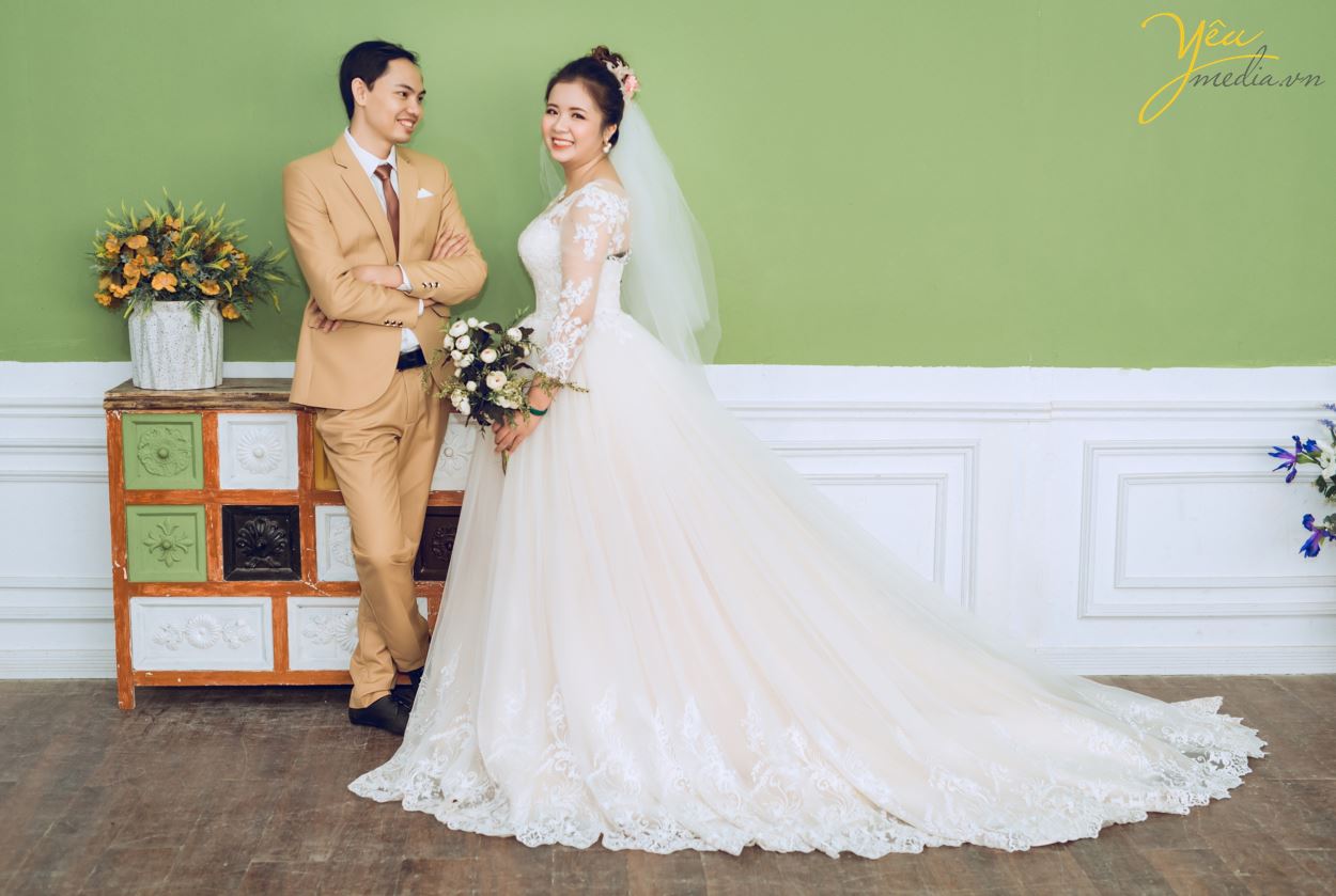 Ngoài địa điểm phố sách 19/12 trên phố Lý Thường Kiệt, cặp đôi Định - Nhì còn mong muốn được chụp hình tại vườn đào Nhật Tân vì đã cận kề những ngày Tết nguyên đán. 