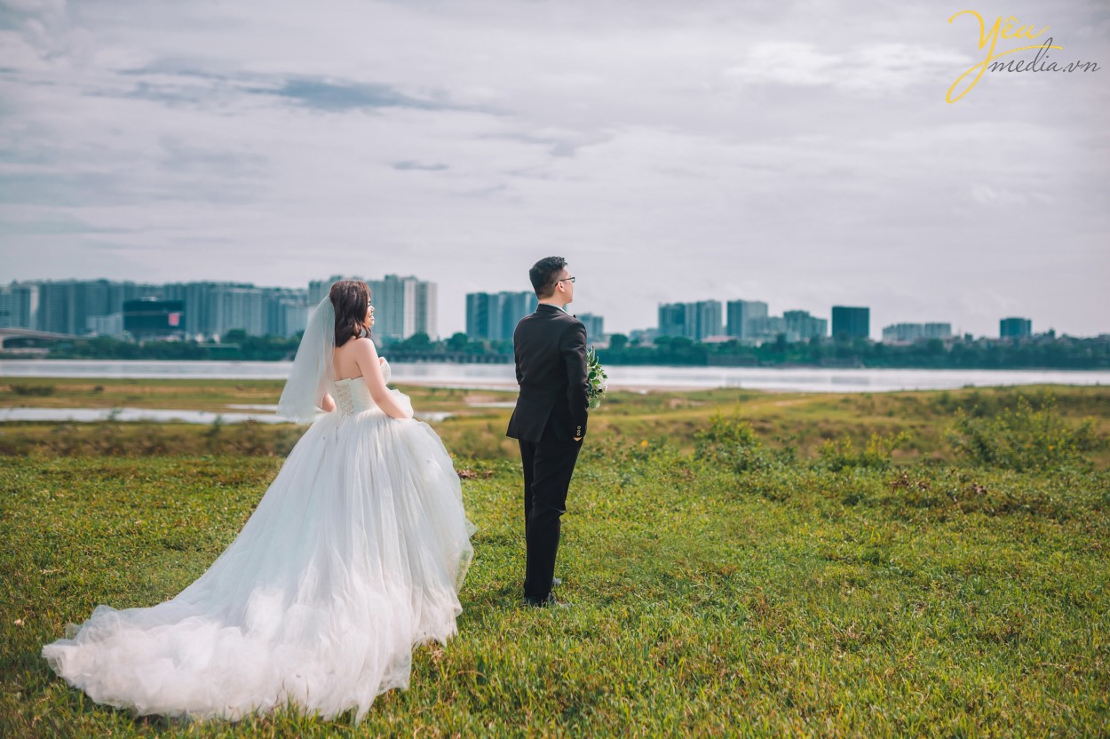 Tinh ý một chút, các bạn có thể thấy trong những ngày gần đây, chụp ảnh, dã ngoại ngoài trời đang trở thành xu hướng mới của giới trẻ. Việc đi tìm một địa điểm với khung cảnh thơ mộng, lãng mạn, đủ để tạo nên những shot hình nghệ thuật là vô cùng cần thiết. Vậy nên Vườn nhãn Gia Lâm đã ra đời để các bạn có những khung ảnh lung linh và tuyệt vời nhất. Chính bởi vẻ đẹp giản dị đến mê hoặc mà nơi đây được ví như khu vườn cổ tích thơ mộng trong những câu chuyện mà ai trong chúng ta cũng đã từng nghe kể.