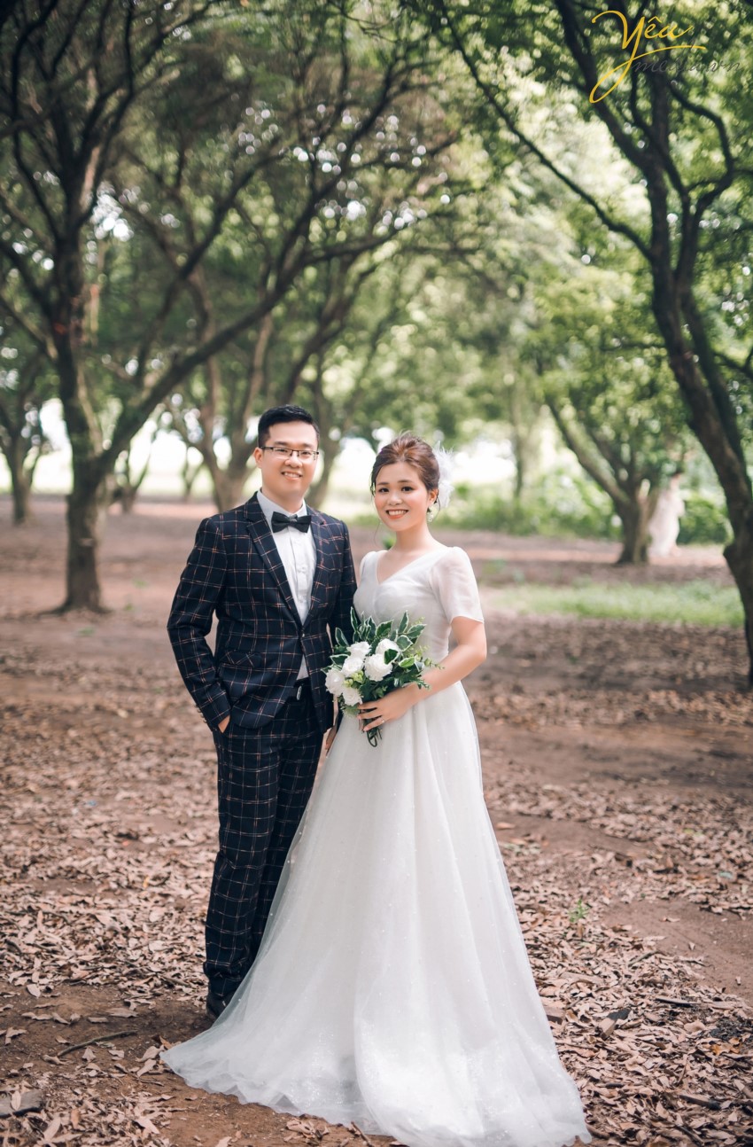 Không giống với phần đông của các địa điểm chụp ảnh, dã ngoại khác ở Hà Nội. Vườn nhãn Gia Lâm hay còn được gọi với tên rất ngộ nghĩnh “vương quốc bọ xít” là một không gian ngoài trời thoáng đãng với những khung cảnh tự nhiên, bình dị, mà vẫn đẹp hết nấc để các bạn thỏa sức tạo hình và thực hiện những bộ ảnh siêu đẹp và thỏa sức vui chơi ở đó. Sở dĩ có tên là vườn Nhãn bởi ở đây trồng những cây nhãn mọc thành từng hàng dài, với những tán lá đan xen nhau. Đặc biệt là khi nắng lên, bóng nắng ngập tràn trên những chiếc lá khiến cho nơi đây trở nên lung linh, kỳ ảo, đẹp mắt.