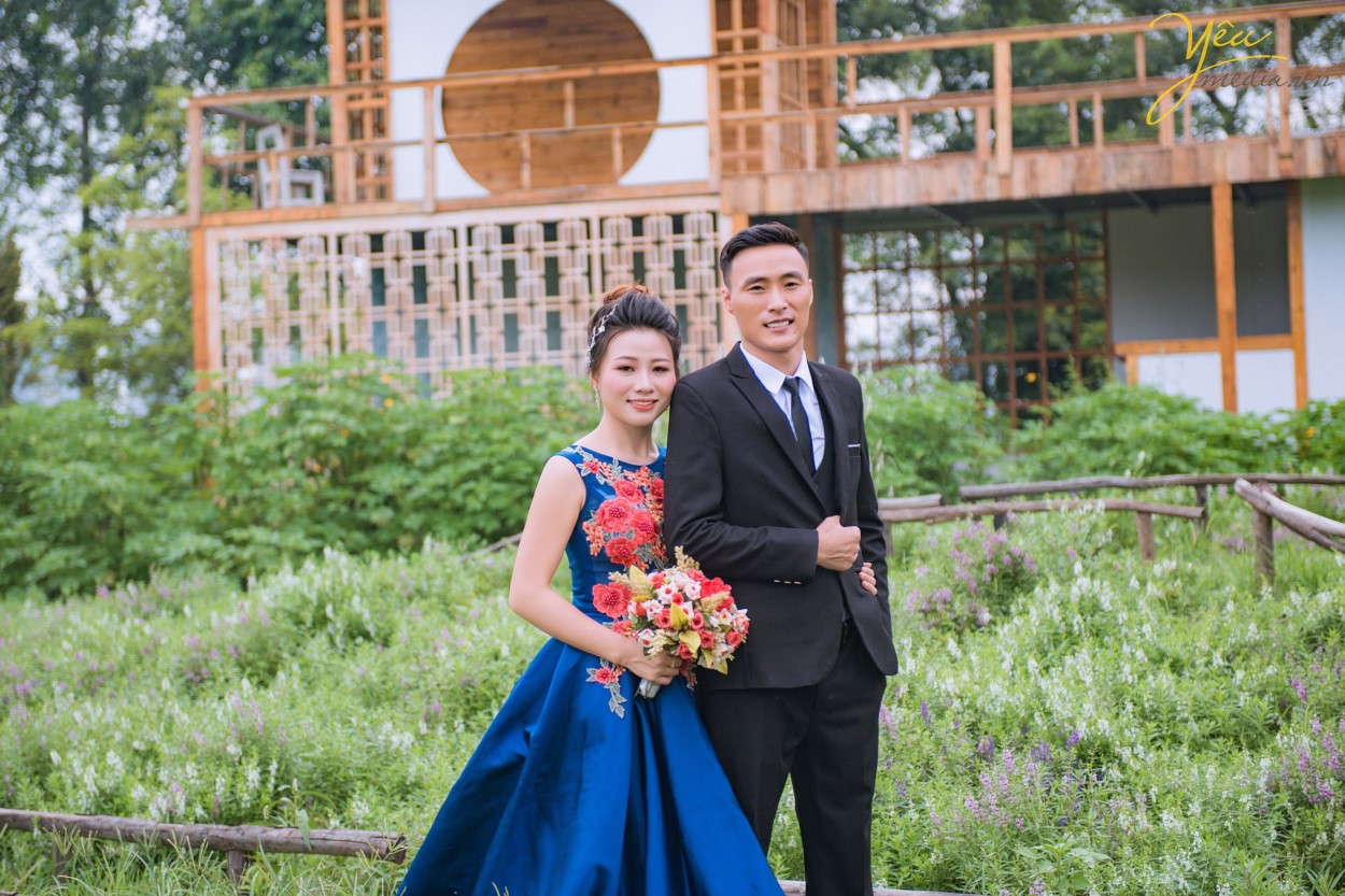 Mùa thu là mùa cưới hỏi đẹp nhất không chỉ bởi có thời tiết đẹp mà còn ở có nhiều điểm đẹp!Hà Nội vào thu, không gian trong veo giữa tiết trời se lạnh. Mùa thu cũng là mùa đẹp nhất trong năm ở Hà Nội và được nhiều đôi uyên ương chọn là thời điểm ghi dấu ấn cho những bộ ảnh cưới lãng mạn.  Nếu ai đó hỏi bạn “Mùa thu chụp ảnh cưới ở đâu đẹp tại Hà Nội?” thì hãy nhắc họ đến với những phim trường vừa nhẹ nhàng, thanh lịch mà không kém phần hiện đại tại nhé.  Hiện nay rất nhiều phim trường có ngoại cảnh đẹp, không gian lãng mạn được lập nên nhằm phục vụ các bạn trẻ: Phim trường Smiley Ville, Phim trường ROSA, Phim trường Santorini... Chúng ta không cần phải đi đâu xa, không cần phải đến nhiều địa điểm mà vẫn có những bức ảnh cưới thật lung linh và huyền diệu. 