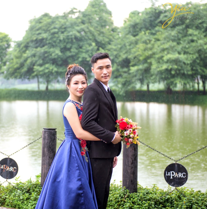 Mùa thu là mùa cưới hỏi đẹp nhất không chỉ bởi có thời tiết đẹp mà còn ở có nhiều điểm đẹp!Hà Nội vào thu, không gian trong veo giữa tiết trời se lạnh. Mùa thu cũng là mùa đẹp nhất trong năm ở Hà Nội và được nhiều đôi uyên ương chọn là thời điểm ghi dấu ấn cho những bộ ảnh cưới lãng mạn.  Nếu ai đó hỏi bạn “Mùa thu chụp ảnh cưới ở đâu đẹp tại Hà Nội?” thì hãy nhắc họ đến với những phim trường vừa nhẹ nhàng, thanh lịch mà không kém phần hiện đại tại nhé.  Hiện nay rất nhiều phim trường có ngoại cảnh đẹp, không gian lãng mạn được lập nên nhằm phục vụ các bạn trẻ: Phim trường Smiley Ville, Phim trường ROSA, Phim trường Santorini... Chúng ta không cần phải đi đâu xa, không cần phải đến nhiều địa điểm mà vẫn có những bức ảnh cưới thật lung linh và huyền diệu. 