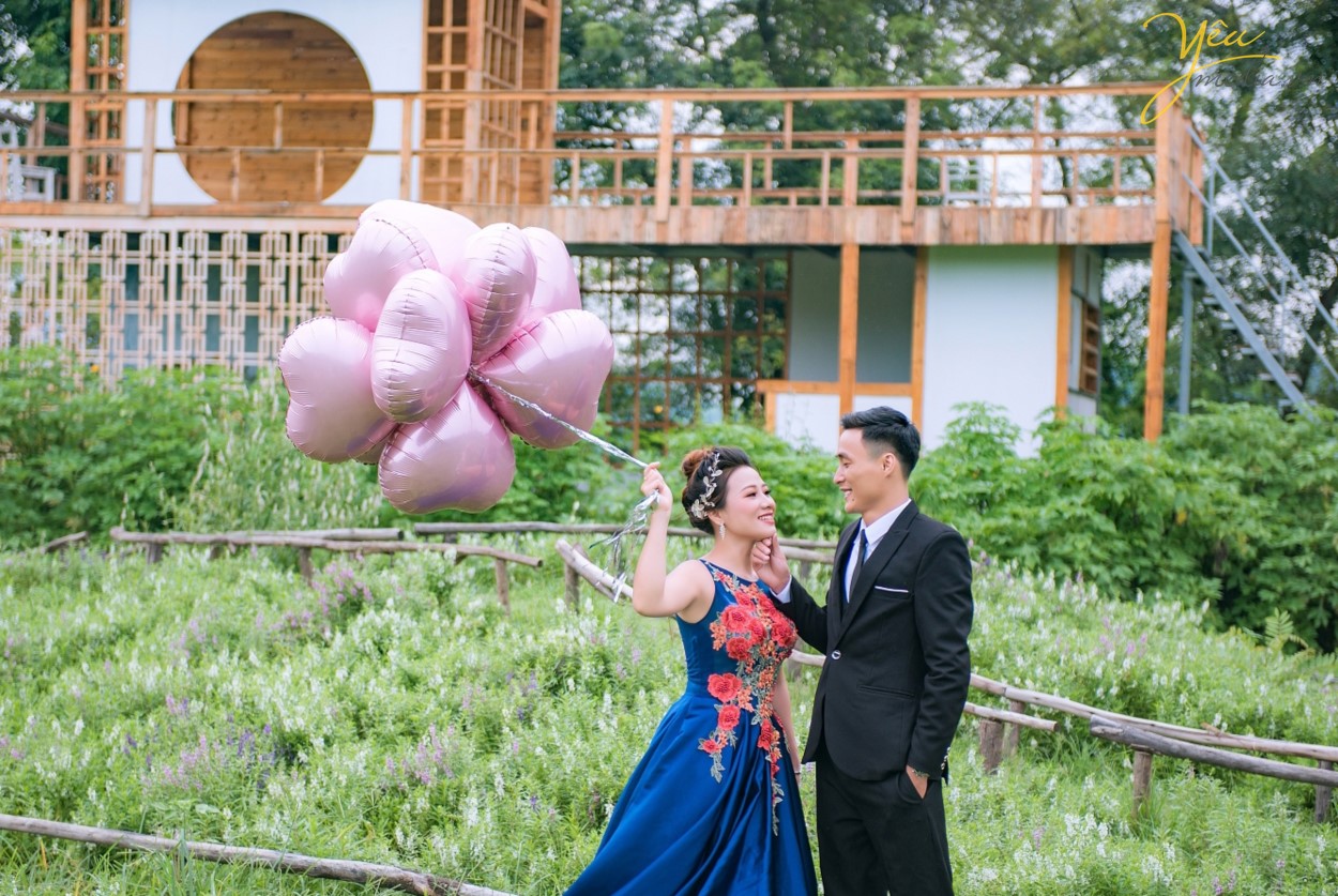 Mùa thu là mùa cưới hỏi đẹp nhất không chỉ bởi có thời tiết đẹp mà còn ở có nhiều điểm đẹp!Hà Nội vào thu, không gian trong veo giữa tiết trời se lạnh. Mùa thu cũng là mùa đẹp nhất trong năm ở Hà Nội và được nhiều đôi uyên ương chọn là thời điểm ghi dấu ấn cho những bộ ảnh cưới lãng mạn.  Nếu ai đó hỏi bạn “Mùa thu chụp ảnh cưới ở đâu đẹp tại Hà Nội?” thì hãy nhắc họ đến với những phim trường vừa nhẹ nhàng, thanh lịch mà không kém phần hiện đại tại nhé.  Hiện nay rất nhiều phim trường có ngoại cảnh đẹp, không gian lãng mạn được lập nên nhằm phục vụ các bạn trẻ: Phim trường Smiley Ville, Phim trường ROSA, Phim trường Santorini... Chúng ta không cần phải đi đâu xa, không cần phải đến nhiều địa điểm mà vẫn có những bức ảnh cưới thật lung linh và huyền diệu. 