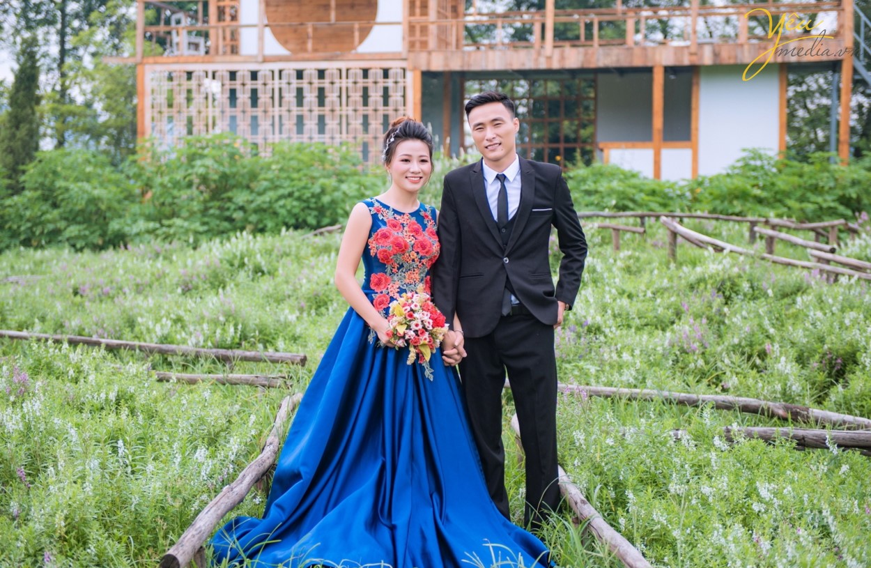 Mùa thu là mùa cưới hỏi đẹp nhất không chỉ bởi có thời tiết đẹp mà còn ở có nhiều điểm đẹp!Hà Nội vào thu, không gian trong veo giữa tiết trời se lạnh. Mùa thu cũng là mùa đẹp nhất trong năm ở Hà Nội và được nhiều đôi uyên ương chọn là thời điểm ghi dấu ấn cho những bộ ảnh cưới lãng mạn.  Nếu ai đó hỏi bạn “Mùa thu chụp ảnh cưới ở đâu đẹp tại Hà Nội?” thì hãy nhắc họ đến với những phim trường vừa nhẹ nhàng, thanh lịch mà không kém phần hiện đại tại nhé.  Hiện nay rất nhiều phim trường có ngoại cảnh đẹp, không gian lãng mạn được lập nên nhằm phục vụ các bạn trẻ: Phim trường Smiley Ville, Phim trường ROSA, Phim trường Santorini... Chúng ta không cần phải đi đâu xa, không cần phải đến nhiều địa điểm mà vẫn có những bức ảnh cưới thật lung linh và huyền diệu. 