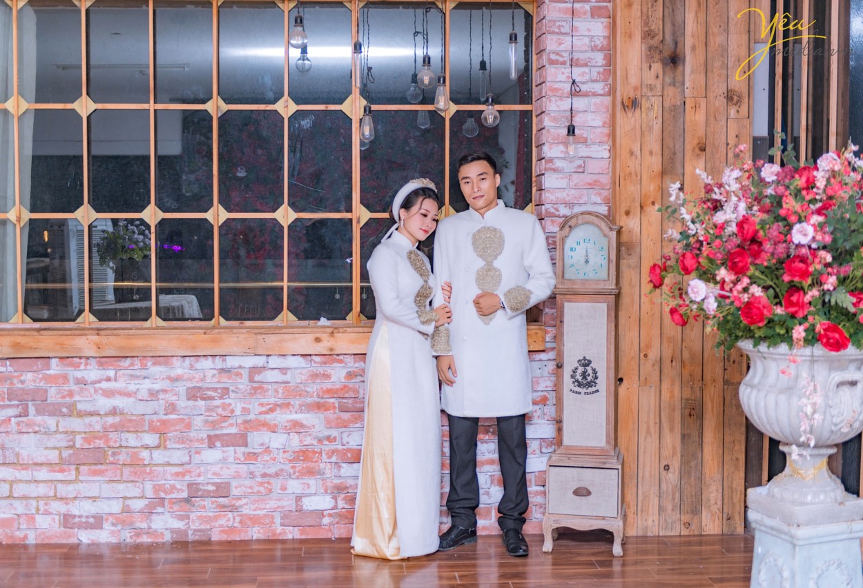 Mùa thu là mùa cưới hỏi đẹp nhất không chỉ bởi có thời tiết đẹp mà còn ở có nhiều điểm đẹp!Hà Nội vào thu, không gian trong veo giữa tiết trời se lạnh. Mùa thu cũng là mùa đẹp nhất trong năm ở Hà Nội và được nhiều đôi uyên ương chọn là thời điểm ghi dấu ấn cho những bộ ảnh cưới lãng mạn.  Nếu ai đó hỏi bạn “Mùa thu chụp ảnh cưới ở đâu đẹp tại Hà Nội?” thì hãy nhắc họ đến với những phim trường vừa nhẹ nhàng, thanh lịch mà không kém phần hiện đại tại nhé.  Hiện nay rất nhiều phim trường có ngoại cảnh đẹp, không gian lãng mạn được lập nên nhằm phục vụ các bạn trẻ: Phim trường Smiley Ville, Phim trường ROSA, Phim trường Santorini... Chúng ta không cần phải đi đâu xa, không cần phải đến nhiều địa điểm mà vẫn có những bức ảnh cưới thật lung linh và huyền diệu. 