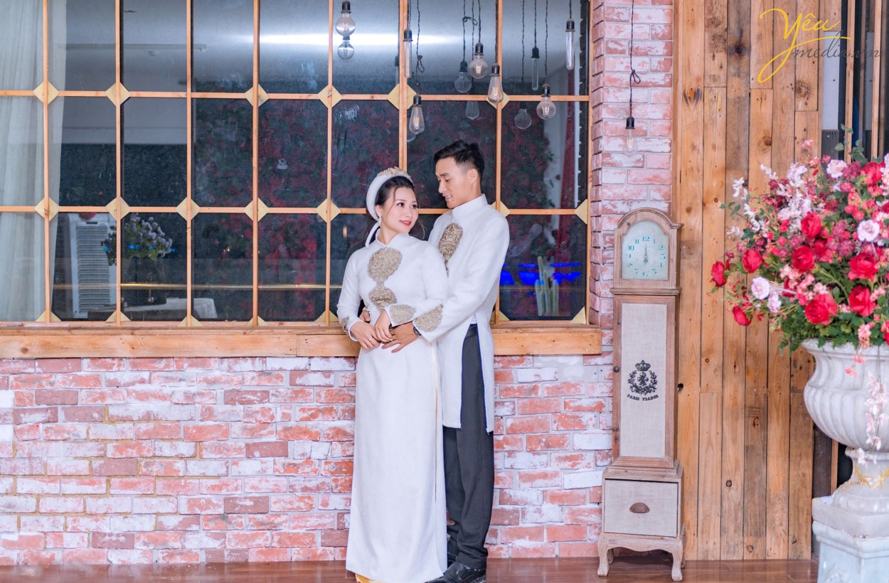Mùa thu là mùa cưới hỏi đẹp nhất không chỉ bởi có thời tiết đẹp mà còn ở có nhiều điểm đẹp!Hà Nội vào thu, không gian trong veo giữa tiết trời se lạnh. Mùa thu cũng là mùa đẹp nhất trong năm ở Hà Nội và được nhiều đôi uyên ương chọn là thời điểm ghi dấu ấn cho những bộ ảnh cưới lãng mạn.  Nếu ai đó hỏi bạn “Mùa thu chụp ảnh cưới ở đâu đẹp tại Hà Nội?” thì hãy nhắc họ đến với những phim trường vừa nhẹ nhàng, thanh lịch mà không kém phần hiện đại tại nhé.  Hiện nay rất nhiều phim trường có ngoại cảnh đẹp, không gian lãng mạn được lập nên nhằm phục vụ các bạn trẻ: Phim trường Smiley Ville, Phim trường ROSA, Phim trường Santorini... Chúng ta không cần phải đi đâu xa, không cần phải đến nhiều địa điểm mà vẫn có những bức ảnh cưới thật lung linh và huyền diệu. 