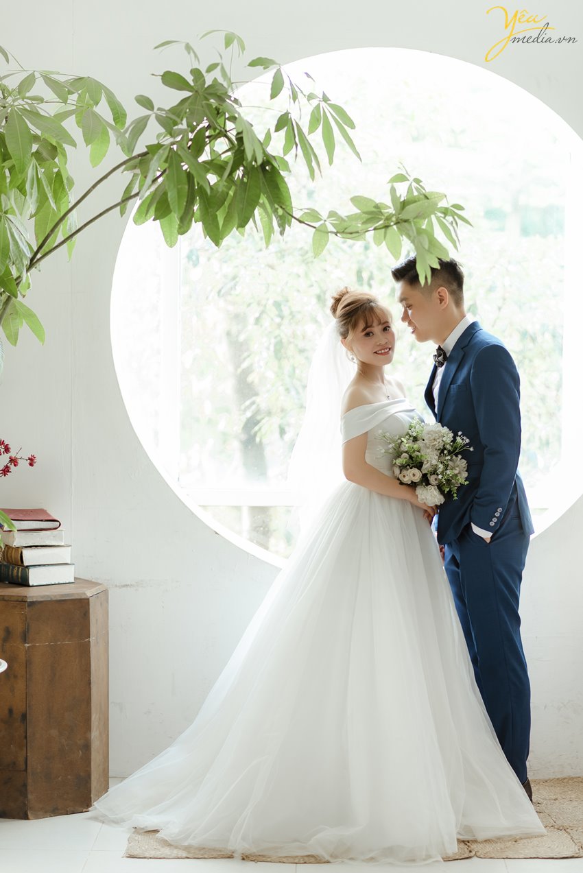 cặp đôi còn lựa chọn phim trường Santorini Park làm nơi thực hiện concept ảnh cưới để đời của mình.