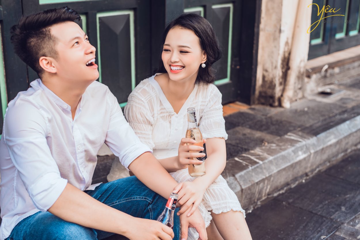 Nếu như ảnh cưới phong cách hiện đại chỉ tập trung chú trọng vào những bức hình lung linh nhiều màu sắc rực rỡ sống động thì ảnh cưới phong cách cổ điển sẽ mang đến cho bạn những gam màu sắc nhẹ nhàng, đơn giản và vô cùng lãng mạn theo sự hoài cổ.  Trong những năm gần đây, xu hướng chụp ảnh cưới phong cách cô điển đang trở lại giống như một làn gió mới thổi đến làm mới những trang ảnh cưới vốn dễ bị trùng lặp về mặt ý tưởng. Chính vì thế đã thu hút được rất nhiều cặp đôi lựa chọn chụp theo phong cách này để mang đến sự độc đáo mới lạ cho mình.   Địa điểm chụp ảnh cưới rất quan trọng vì nó làm nên phong cách chụp ảnh cưới cổ điển độc đáo và lạ mắt này. Đối với phong cách này bạn có thể tìm đến Cung đình cổ của huế, những ngôi nhà cổ, phố cổ, những nơi mang đậm phong cách của Việt Nam cổ xưa, nhẹ nhàng và lãng mạn. Những địa điểm này sẽ giúp bạn lột tả được hết những vẻ đẹp độc đáo riêng của phong cách chụp ảnh cưới này.  Yêu Media xin giới thiệu bộ album ảnh cưới mà cặp đôi Lai - Chinh đã lựa chọn sau khi nhận được sự tư vấn tận tình của các chuyên viên: sự kết hợp giữa phố cổ Tạ Hiền và studio nhẹ nhàng theo style Hàn Quốc - vừa cổ điển và sang trọng tự nhiên theo hơi hướm hiện đại của năm 2019. 