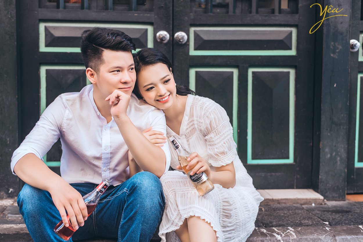 Nếu như ảnh cưới phong cách hiện đại chỉ tập trung chú trọng vào những bức hình lung linh nhiều màu sắc rực rỡ sống động thì ảnh cưới phong cách cổ điển sẽ mang đến cho bạn những gam màu sắc nhẹ nhàng, đơn giản và vô cùng lãng mạn theo sự hoài cổ.  Trong những năm gần đây, xu hướng chụp ảnh cưới phong cách cô điển đang trở lại giống như một làn gió mới thổi đến làm mới những trang ảnh cưới vốn dễ bị trùng lặp về mặt ý tưởng. Chính vì thế đã thu hút được rất nhiều cặp đôi lựa chọn chụp theo phong cách này để mang đến sự độc đáo mới lạ cho mình.   Địa điểm chụp ảnh cưới rất quan trọng vì nó làm nên phong cách chụp ảnh cưới cổ điển độc đáo và lạ mắt này. Đối với phong cách này bạn có thể tìm đến Cung đình cổ của huế, những ngôi nhà cổ, phố cổ, những nơi mang đậm phong cách của Việt Nam cổ xưa, nhẹ nhàng và lãng mạn. Những địa điểm này sẽ giúp bạn lột tả được hết những vẻ đẹp độc đáo riêng của phong cách chụp ảnh cưới này.  Yêu Media xin giới thiệu bộ album ảnh cưới mà cặp đôi Lai - Chinh đã lựa chọn sau khi nhận được sự tư vấn tận tình của các chuyên viên: sự kết hợp giữa phố cổ Tạ Hiền và studio nhẹ nhàng theo style Hàn Quốc - vừa cổ điển và sang trọng tự nhiên theo hơi hướm hiện đại của năm 2019. 
