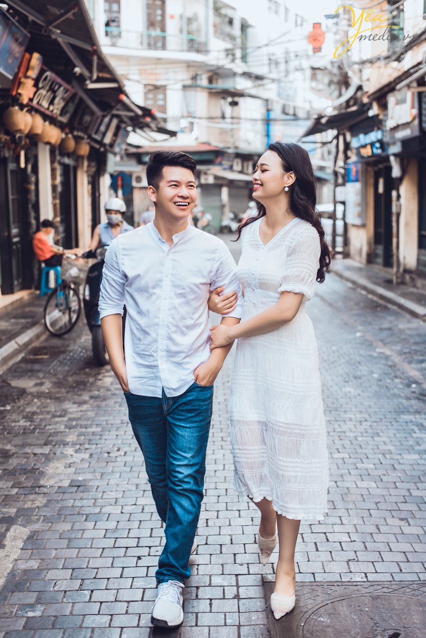 Nếu như ảnh cưới phong cách hiện đại chỉ tập trung chú trọng vào những bức hình lung linh nhiều màu sắc rực rỡ sống động thì ảnh cưới phong cách cổ điển sẽ mang đến cho bạn những gam màu sắc nhẹ nhàng, đơn giản và vô cùng lãng mạn theo sự hoài cổ.  Trong những năm gần đây, xu hướng chụp ảnh cưới phong cách cô điển đang trở lại giống như một làn gió mới thổi đến làm mới những trang ảnh cưới vốn dễ bị trùng lặp về mặt ý tưởng. Chính vì thế đã thu hút được rất nhiều cặp đôi lựa chọn chụp theo phong cách này để mang đến sự độc đáo mới lạ cho mình.   Địa điểm chụp ảnh cưới rất quan trọng vì nó làm nên phong cách chụp ảnh cưới cổ điển độc đáo và lạ mắt này. Đối với phong cách này bạn có thể tìm đến Cung đình cổ của huế, những ngôi nhà cổ, phố cổ, những nơi mang đậm phong cách của Việt Nam cổ xưa, nhẹ nhàng và lãng mạn. Những địa điểm này sẽ giúp bạn lột tả được hết những vẻ đẹp độc đáo riêng của phong cách chụp ảnh cưới này.  Yêu Media xin giới thiệu bộ album ảnh cưới mà cặp đôi Lai - Chinh đã lựa chọn sau khi nhận được sự tư vấn tận tình của các chuyên viên: sự kết hợp giữa phố cổ Tạ Hiền và studio nhẹ nhàng theo style Hàn Quốc - vừa cổ điển và sang trọng tự nhiên theo hơi hướm hiện đại của năm 2019. 