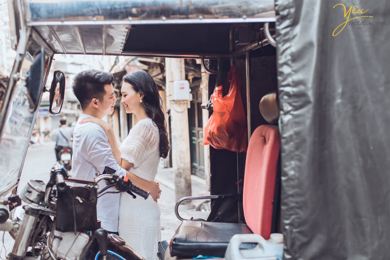 Nếu như ảnh cưới phong cách hiện đại chỉ tập trung chú trọng vào những bức hình lung linh nhiều màu sắc rực rỡ sống động thì ảnh cưới phong cách cổ điển sẽ mang đến cho bạn những gam màu sắc nhẹ nhàng, đơn giản và vô cùng lãng mạn theo sự hoài cổ.  Trong những năm gần đây, xu hướng chụp ảnh cưới phong cách cô điển đang trở lại giống như một làn gió mới thổi đến làm mới những trang ảnh cưới vốn dễ bị trùng lặp về mặt ý tưởng. Chính vì thế đã thu hút được rất nhiều cặp đôi lựa chọn chụp theo phong cách này để mang đến sự độc đáo mới lạ cho mình.   Địa điểm chụp ảnh cưới rất quan trọng vì nó làm nên phong cách chụp ảnh cưới cổ điển độc đáo và lạ mắt này. Đối với phong cách này bạn có thể tìm đến Cung đình cổ của huế, những ngôi nhà cổ, phố cổ, những nơi mang đậm phong cách của Việt Nam cổ xưa, nhẹ nhàng và lãng mạn. Những địa điểm này sẽ giúp bạn lột tả được hết những vẻ đẹp độc đáo riêng của phong cách chụp ảnh cưới này.  Yêu Media xin giới thiệu bộ album ảnh cưới mà cặp đôi Lai - Chinh đã lựa chọn sau khi nhận được sự tư vấn tận tình của các chuyên viên: sự kết hợp giữa phố cổ Tạ Hiền và studio nhẹ nhàng theo style Hàn Quốc - vừa cổ điển và sang trọng tự nhiên theo hơi hướm hiện đại của năm 2019. 