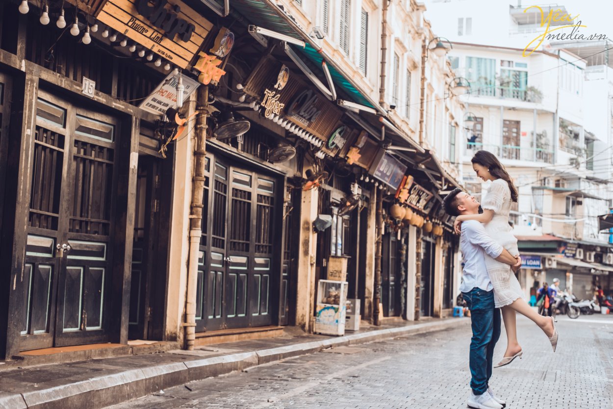 Nếu như ảnh cưới phong cách hiện đại chỉ tập trung chú trọng vào những bức hình lung linh nhiều màu sắc rực rỡ sống động thì ảnh cưới phong cách cổ điển sẽ mang đến cho bạn những gam màu sắc nhẹ nhàng, đơn giản và vô cùng lãng mạn theo sự hoài cổ.  Trong những năm gần đây, xu hướng chụp ảnh cưới phong cách cô điển đang trở lại giống như một làn gió mới thổi đến làm mới những trang ảnh cưới vốn dễ bị trùng lặp về mặt ý tưởng. Chính vì thế đã thu hút được rất nhiều cặp đôi lựa chọn chụp theo phong cách này để mang đến sự độc đáo mới lạ cho mình.   Địa điểm chụp ảnh cưới rất quan trọng vì nó làm nên phong cách chụp ảnh cưới cổ điển độc đáo và lạ mắt này. Đối với phong cách này bạn có thể tìm đến Cung đình cổ của huế, những ngôi nhà cổ, phố cổ, những nơi mang đậm phong cách của Việt Nam cổ xưa, nhẹ nhàng và lãng mạn. Những địa điểm này sẽ giúp bạn lột tả được hết những vẻ đẹp độc đáo riêng của phong cách chụp ảnh cưới này.  Yêu Media xin giới thiệu bộ album ảnh cưới mà cặp đôi Lai - Chinh đã lựa chọn sau khi nhận được sự tư vấn tận tình của các chuyên viên: sự kết hợp giữa phố cổ Tạ Hiền và studio nhẹ nhàng theo style Hàn Quốc - vừa cổ điển và sang trọng tự nhiên theo hơi hướm hiện đại của năm 2019. 