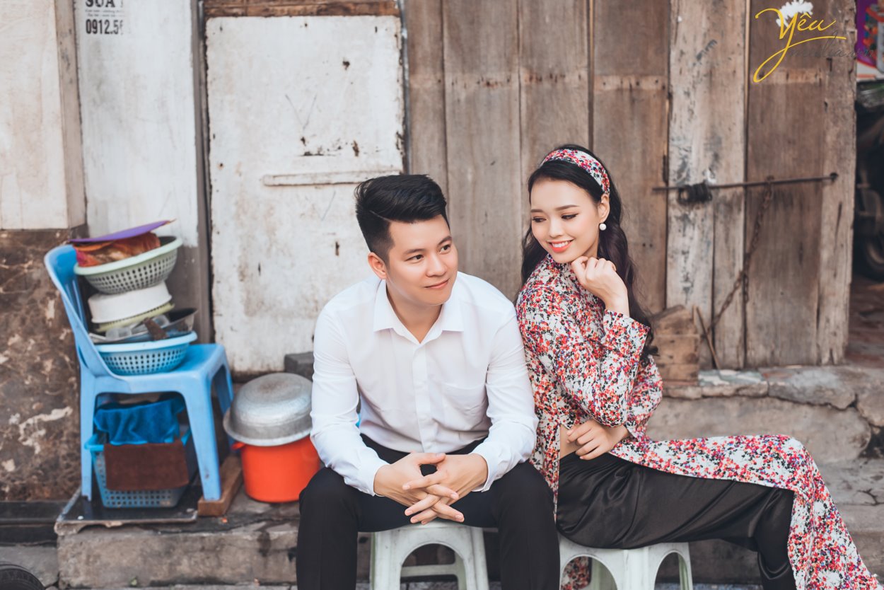 Nếu như ảnh cưới phong cách hiện đại chỉ tập trung chú trọng vào những bức hình lung linh nhiều màu sắc rực rỡ sống động thì ảnh cưới phong cách cổ điển sẽ mang đến cho bạn những gam màu sắc nhẹ nhàng, đơn giản và vô cùng lãng mạn theo sự hoài cổ.  Trong những năm gần đây, xu hướng chụp ảnh cưới phong cách cô điển đang trở lại giống như một làn gió mới thổi đến làm mới những trang ảnh cưới vốn dễ bị trùng lặp về mặt ý tưởng. Chính vì thế đã thu hút được rất nhiều cặp đôi lựa chọn chụp theo phong cách này để mang đến sự độc đáo mới lạ cho mình.   Địa điểm chụp ảnh cưới rất quan trọng vì nó làm nên phong cách chụp ảnh cưới cổ điển độc đáo và lạ mắt này. Đối với phong cách này bạn có thể tìm đến Cung đình cổ của huế, những ngôi nhà cổ, phố cổ, những nơi mang đậm phong cách của Việt Nam cổ xưa, nhẹ nhàng và lãng mạn. Những địa điểm này sẽ giúp bạn lột tả được hết những vẻ đẹp độc đáo riêng của phong cách chụp ảnh cưới này.  Yêu Media xin giới thiệu bộ album ảnh cưới mà cặp đôi Lai - Chinh đã lựa chọn sau khi nhận được sự tư vấn tận tình của các chuyên viên: sự kết hợp giữa phố cổ Tạ Hiền và studio nhẹ nhàng theo style Hàn Quốc - vừa cổ điển và sang trọng tự nhiên theo hơi hướm hiện đại của năm 2019. 