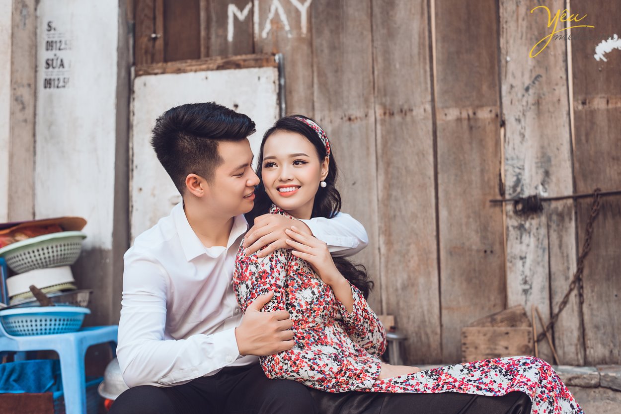 Nếu như ảnh cưới phong cách hiện đại chỉ tập trung chú trọng vào những bức hình lung linh nhiều màu sắc rực rỡ sống động thì ảnh cưới phong cách cổ điển sẽ mang đến cho bạn những gam màu sắc nhẹ nhàng, đơn giản và vô cùng lãng mạn theo sự hoài cổ.  Trong những năm gần đây, xu hướng chụp ảnh cưới phong cách cô điển đang trở lại giống như một làn gió mới thổi đến làm mới những trang ảnh cưới vốn dễ bị trùng lặp về mặt ý tưởng. Chính vì thế đã thu hút được rất nhiều cặp đôi lựa chọn chụp theo phong cách này để mang đến sự độc đáo mới lạ cho mình.   Địa điểm chụp ảnh cưới rất quan trọng vì nó làm nên phong cách chụp ảnh cưới cổ điển độc đáo và lạ mắt này. Đối với phong cách này bạn có thể tìm đến Cung đình cổ của huế, những ngôi nhà cổ, phố cổ, những nơi mang đậm phong cách của Việt Nam cổ xưa, nhẹ nhàng và lãng mạn. Những địa điểm này sẽ giúp bạn lột tả được hết những vẻ đẹp độc đáo riêng của phong cách chụp ảnh cưới này.  Yêu Media xin giới thiệu bộ album ảnh cưới mà cặp đôi Lai - Chinh đã lựa chọn sau khi nhận được sự tư vấn tận tình của các chuyên viên: sự kết hợp giữa phố cổ Tạ Hiền và studio nhẹ nhàng theo style Hàn Quốc - vừa cổ điển và sang trọng tự nhiên theo hơi hướm hiện đại của năm 2019. 