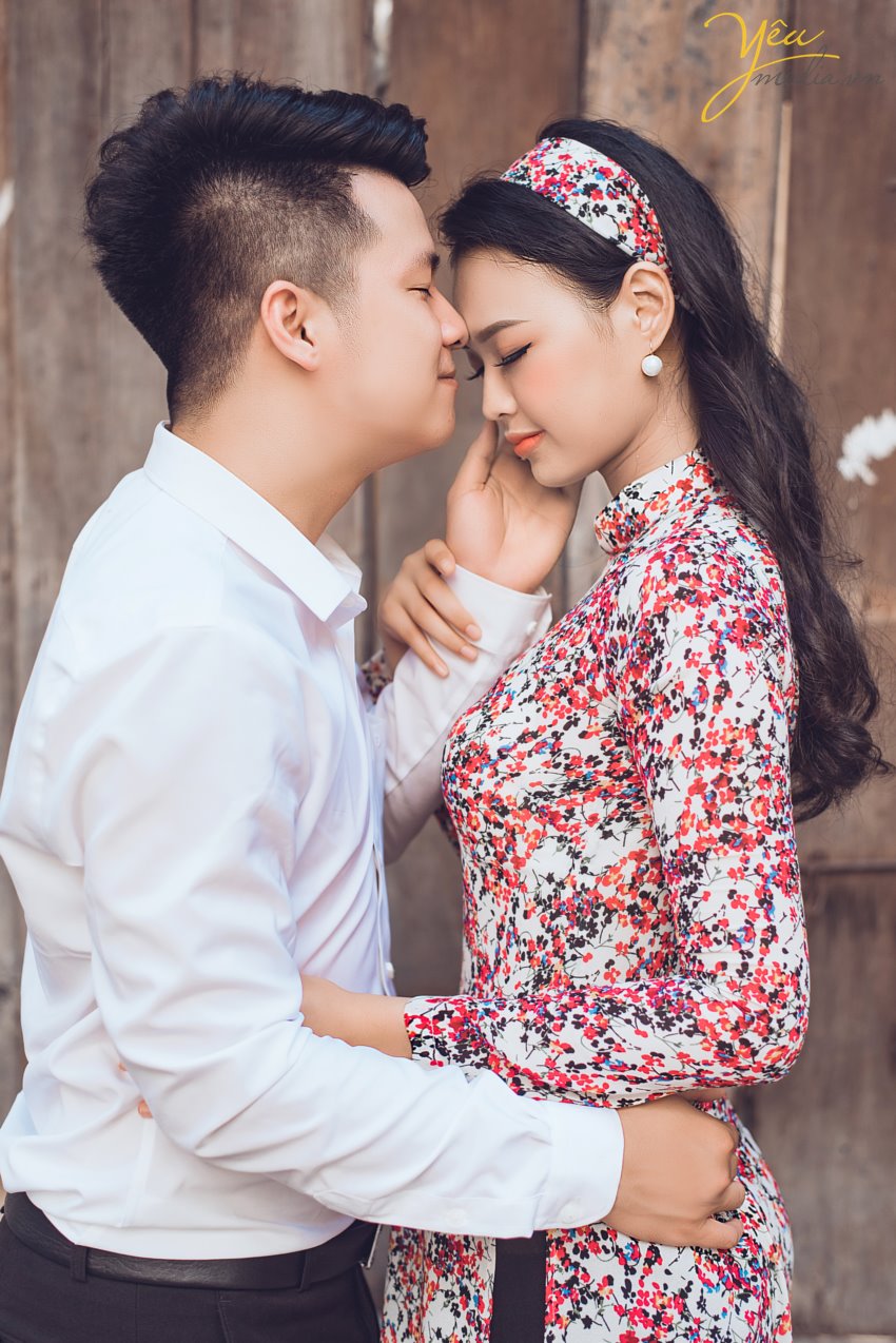 Nếu như ảnh cưới phong cách hiện đại chỉ tập trung chú trọng vào những bức hình lung linh nhiều màu sắc rực rỡ sống động thì ảnh cưới phong cách cổ điển sẽ mang đến cho bạn những gam màu sắc nhẹ nhàng, đơn giản và vô cùng lãng mạn theo sự hoài cổ.  Trong những năm gần đây, xu hướng chụp ảnh cưới phong cách cô điển đang trở lại giống như một làn gió mới thổi đến làm mới những trang ảnh cưới vốn dễ bị trùng lặp về mặt ý tưởng. Chính vì thế đã thu hút được rất nhiều cặp đôi lựa chọn chụp theo phong cách này để mang đến sự độc đáo mới lạ cho mình.   Địa điểm chụp ảnh cưới rất quan trọng vì nó làm nên phong cách chụp ảnh cưới cổ điển độc đáo và lạ mắt này. Đối với phong cách này bạn có thể tìm đến Cung đình cổ của huế, những ngôi nhà cổ, phố cổ, những nơi mang đậm phong cách của Việt Nam cổ xưa, nhẹ nhàng và lãng mạn. Những địa điểm này sẽ giúp bạn lột tả được hết những vẻ đẹp độc đáo riêng của phong cách chụp ảnh cưới này.  Yêu Media xin giới thiệu bộ album ảnh cưới mà cặp đôi Lai - Chinh đã lựa chọn sau khi nhận được sự tư vấn tận tình của các chuyên viên: sự kết hợp giữa phố cổ Tạ Hiền và studio nhẹ nhàng theo style Hàn Quốc - vừa cổ điển và sang trọng tự nhiên theo hơi hướm hiện đại của năm 2019. 