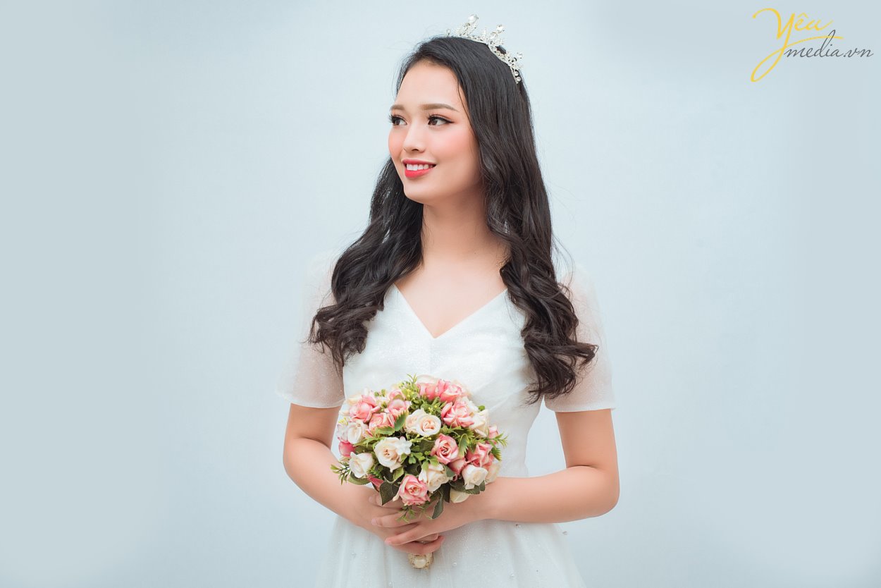 Nếu như ảnh cưới phong cách hiện đại chỉ tập trung chú trọng vào những bức hình lung linh nhiều màu sắc rực rỡ sống động thì ảnh cưới phong cách cổ điển sẽ mang đến cho bạn những gam màu sắc nhẹ nhàng, đơn giản và vô cùng lãng mạn theo sự hoài cổ.  Trong những năm gần đây, xu hướng chụp ảnh cưới phong cách cô điển đang trở lại giống như một làn gió mới thổi đến làm mới những trang ảnh cưới vốn dễ bị trùng lặp về mặt ý tưởng. Chính vì thế đã thu hút được rất nhiều cặp đôi lựa chọn chụp theo phong cách này để mang đến sự độc đáo mới lạ cho mình.   Địa điểm chụp ảnh cưới rất quan trọng vì nó làm nên phong cách chụp ảnh cưới cổ điển độc đáo và lạ mắt này. Đối với phong cách này bạn có thể tìm đến Cung đình cổ của huế, những ngôi nhà cổ, phố cổ, những nơi mang đậm phong cách của Việt Nam cổ xưa, nhẹ nhàng và lãng mạn. Những địa điểm này sẽ giúp bạn lột tả được hết những vẻ đẹp độc đáo riêng của phong cách chụp ảnh cưới này.  Yêu Media xin giới thiệu bộ album ảnh cưới mà cặp đôi Lai - Chinh đã lựa chọn sau khi nhận được sự tư vấn tận tình của các chuyên viên: sự kết hợp giữa phố cổ Tạ Hiền và studio nhẹ nhàng theo style Hàn Quốc - vừa cổ điển và sang trọng tự nhiên theo hơi hướm hiện đại của năm 2019. 