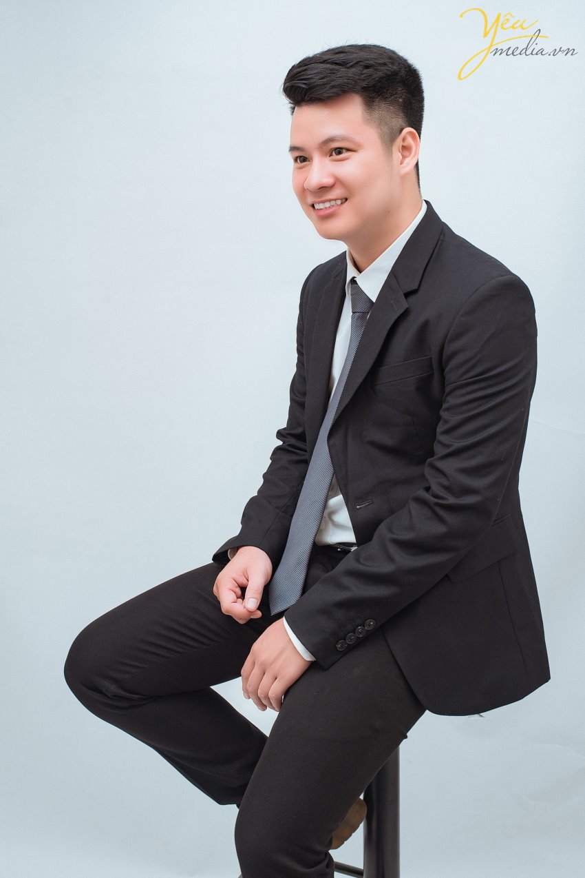 Nếu như ảnh cưới phong cách hiện đại chỉ tập trung chú trọng vào những bức hình lung linh nhiều màu sắc rực rỡ sống động thì ảnh cưới phong cách cổ điển sẽ mang đến cho bạn những gam màu sắc nhẹ nhàng, đơn giản và vô cùng lãng mạn theo sự hoài cổ.  Trong những năm gần đây, xu hướng chụp ảnh cưới phong cách cô điển đang trở lại giống như một làn gió mới thổi đến làm mới những trang ảnh cưới vốn dễ bị trùng lặp về mặt ý tưởng. Chính vì thế đã thu hút được rất nhiều cặp đôi lựa chọn chụp theo phong cách này để mang đến sự độc đáo mới lạ cho mình.   Địa điểm chụp ảnh cưới rất quan trọng vì nó làm nên phong cách chụp ảnh cưới cổ điển độc đáo và lạ mắt này. Đối với phong cách này bạn có thể tìm đến Cung đình cổ của huế, những ngôi nhà cổ, phố cổ, những nơi mang đậm phong cách của Việt Nam cổ xưa, nhẹ nhàng và lãng mạn. Những địa điểm này sẽ giúp bạn lột tả được hết những vẻ đẹp độc đáo riêng của phong cách chụp ảnh cưới này.  Yêu Media xin giới thiệu bộ album ảnh cưới mà cặp đôi Lai - Chinh đã lựa chọn sau khi nhận được sự tư vấn tận tình của các chuyên viên: sự kết hợp giữa phố cổ Tạ Hiền và studio nhẹ nhàng theo style Hàn Quốc - vừa cổ điển và sang trọng tự nhiên theo hơi hướm hiện đại của năm 2019. 