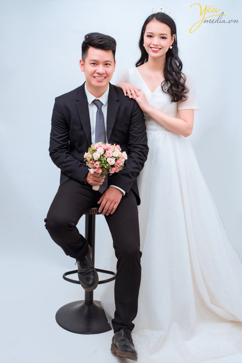 Nếu như ảnh cưới phong cách hiện đại chỉ tập trung chú trọng vào những bức hình lung linh nhiều màu sắc rực rỡ sống động thì ảnh cưới phong cách cổ điển sẽ mang đến cho bạn những gam màu sắc nhẹ nhàng, đơn giản và vô cùng lãng mạn theo sự hoài cổ.  Trong những năm gần đây, xu hướng chụp ảnh cưới phong cách cô điển đang trở lại giống như một làn gió mới thổi đến làm mới những trang ảnh cưới vốn dễ bị trùng lặp về mặt ý tưởng. Chính vì thế đã thu hút được rất nhiều cặp đôi lựa chọn chụp theo phong cách này để mang đến sự độc đáo mới lạ cho mình.   Địa điểm chụp ảnh cưới rất quan trọng vì nó làm nên phong cách chụp ảnh cưới cổ điển độc đáo và lạ mắt này. Đối với phong cách này bạn có thể tìm đến Cung đình cổ của huế, những ngôi nhà cổ, phố cổ, những nơi mang đậm phong cách của Việt Nam cổ xưa, nhẹ nhàng và lãng mạn. Những địa điểm này sẽ giúp bạn lột tả được hết những vẻ đẹp độc đáo riêng của phong cách chụp ảnh cưới này.  Yêu Media xin giới thiệu bộ album ảnh cưới mà cặp đôi Lai - Chinh đã lựa chọn sau khi nhận được sự tư vấn tận tình của các chuyên viên: sự kết hợp giữa phố cổ Tạ Hiền và studio nhẹ nhàng theo style Hàn Quốc - vừa cổ điển và sang trọng tự nhiên theo hơi hướm hiện đại của năm 2019. 