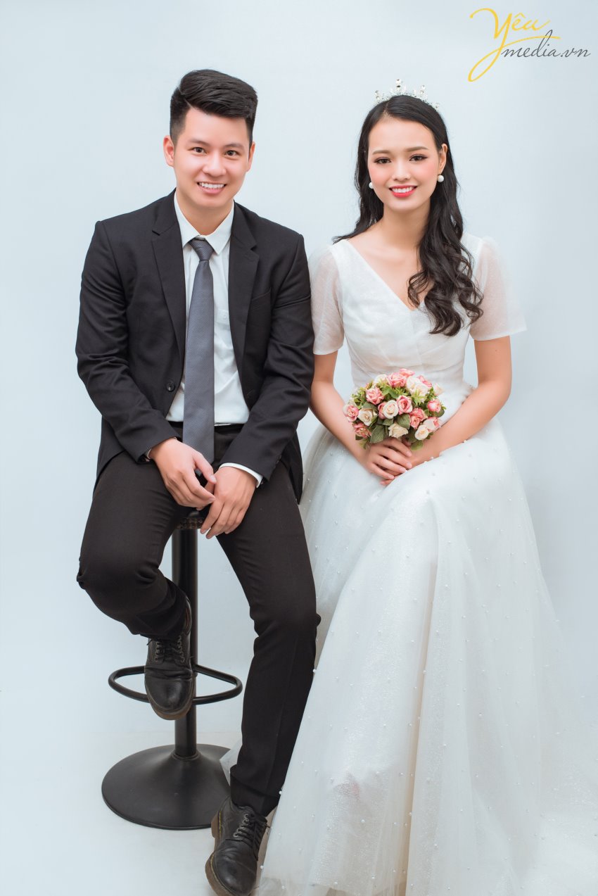 Nếu như ảnh cưới phong cách hiện đại chỉ tập trung chú trọng vào những bức hình lung linh nhiều màu sắc rực rỡ sống động thì ảnh cưới phong cách cổ điển sẽ mang đến cho bạn những gam màu sắc nhẹ nhàng, đơn giản và vô cùng lãng mạn theo sự hoài cổ.  Trong những năm gần đây, xu hướng chụp ảnh cưới phong cách cô điển đang trở lại giống như một làn gió mới thổi đến làm mới những trang ảnh cưới vốn dễ bị trùng lặp về mặt ý tưởng. Chính vì thế đã thu hút được rất nhiều cặp đôi lựa chọn chụp theo phong cách này để mang đến sự độc đáo mới lạ cho mình.   Địa điểm chụp ảnh cưới rất quan trọng vì nó làm nên phong cách chụp ảnh cưới cổ điển độc đáo và lạ mắt này. Đối với phong cách này bạn có thể tìm đến Cung đình cổ của huế, những ngôi nhà cổ, phố cổ, những nơi mang đậm phong cách của Việt Nam cổ xưa, nhẹ nhàng và lãng mạn. Những địa điểm này sẽ giúp bạn lột tả được hết những vẻ đẹp độc đáo riêng của phong cách chụp ảnh cưới này.  Yêu Media xin giới thiệu bộ album ảnh cưới mà cặp đôi Lai - Chinh đã lựa chọn sau khi nhận được sự tư vấn tận tình của các chuyên viên: sự kết hợp giữa phố cổ Tạ Hiền và studio nhẹ nhàng theo style Hàn Quốc - vừa cổ điển và sang trọng tự nhiên theo hơi hướm hiện đại của năm 2019. 